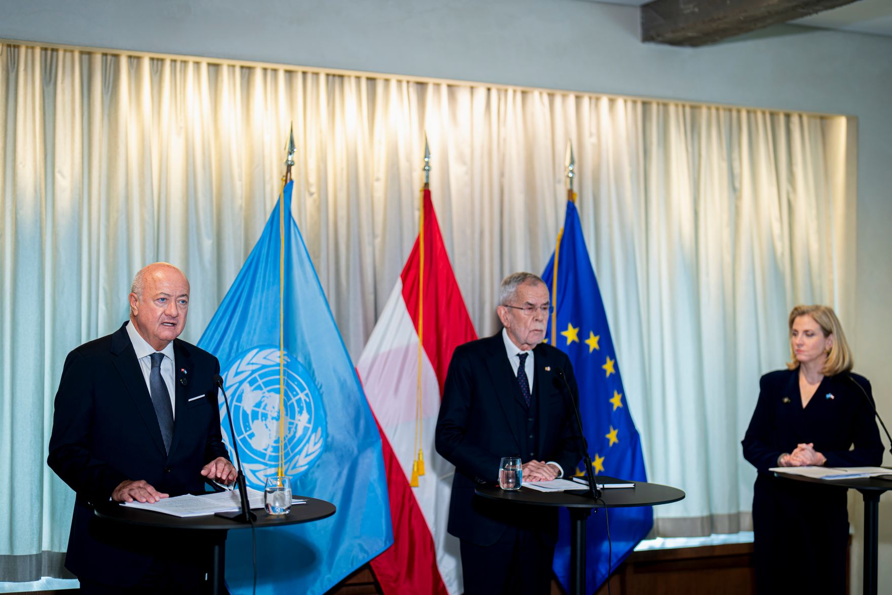 Am 22. September reiste Bundeskanzler Christian Stocker (l.) zu einem mehrt&auml;gigen Arbeitsbesuch nach New York. Im Bild beim gemeinsamen Mediengespr&auml;ch mit Bundespr&auml;sident Alexander van der Bellen (m.) und Bundesministerin Beate Meinl-Reisinger (r.) an der St&auml;ndigen Vertretung &Ouml;sterreichs bei der Europ&auml;ischen Union.