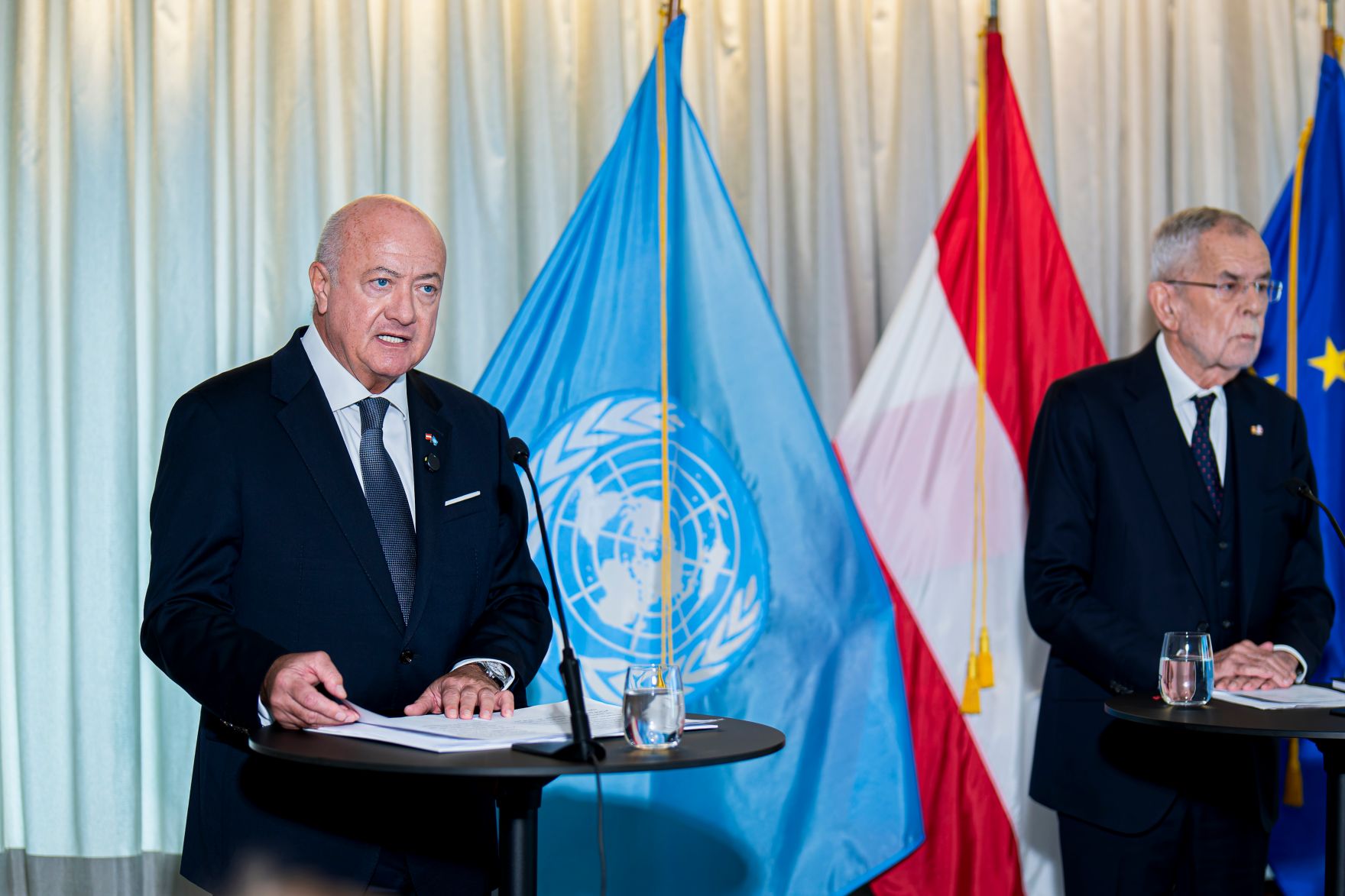 Am 22. September reiste Bundeskanzler Christian Stocker (l.) zu einem mehrt&auml;gigen Arbeitsbesuch nach New York. Im Bild beim gemeinsamen Mediengespr&auml;ch mit Bundespr&auml;sident Alexander van der Bellen (r.) und Bundesministerin Beate Meinl-Reisinger an der St&auml;ndigen Vertretung &Ouml;sterreichs bei der Europ&auml;ischen Union.