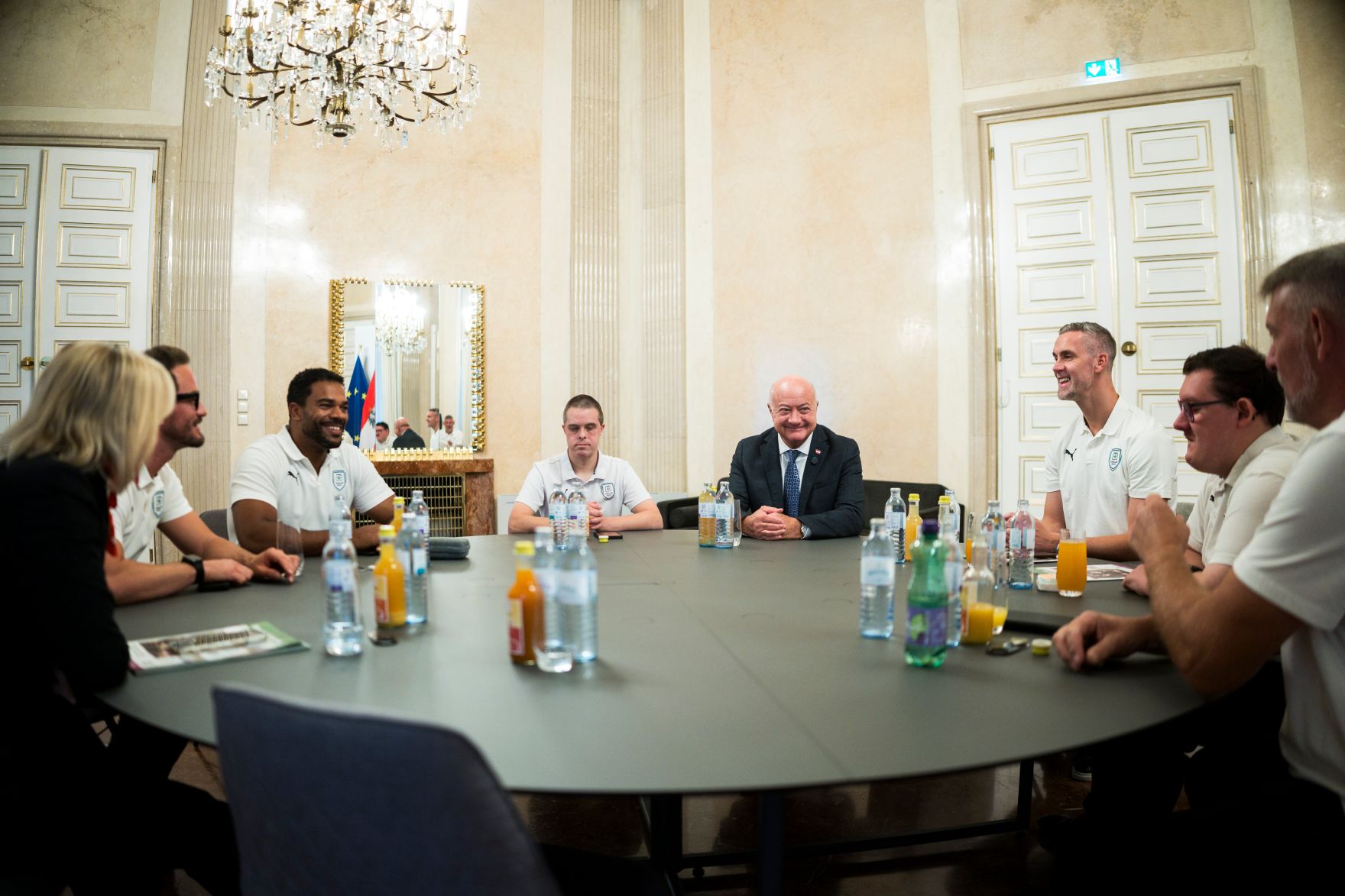 Am 24. September &uuml;bergab Bundeskanzler Christian Stocker (m.r.) einen von &ouml;sterreichischen Fu&szlig;balllegenden signierten Ball and den gemeinn&uuml;tzigen Verein &bdquo;SPIELERPASS&ldquo;.