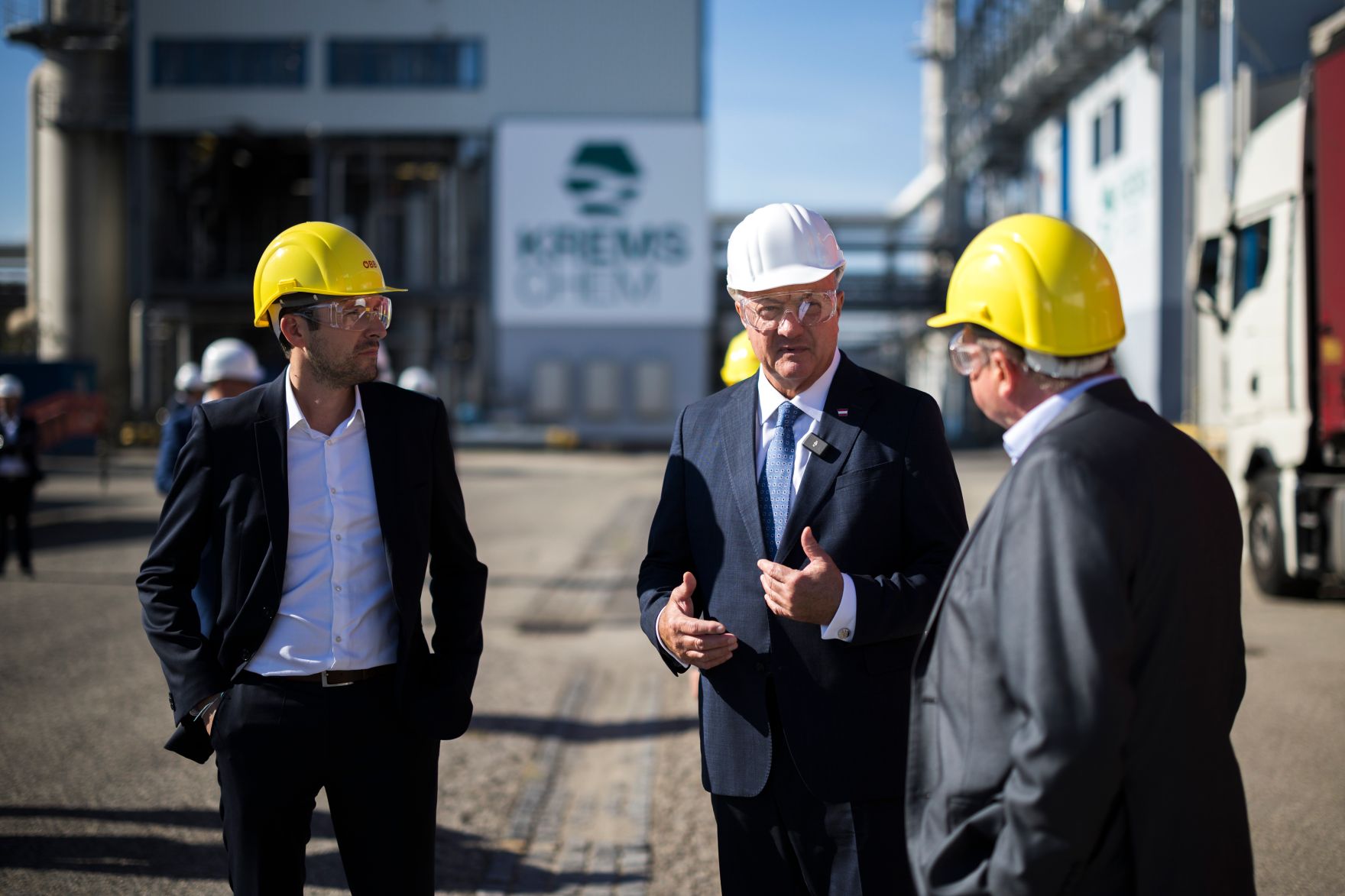 Am 29. September 2026 besuchte Bundeskanzler Christian Stocker (im Bild) im Rahmen seines Bundesl&auml;ndertages in Nieder&ouml;sterreich die KremsChem Austria GmbH.