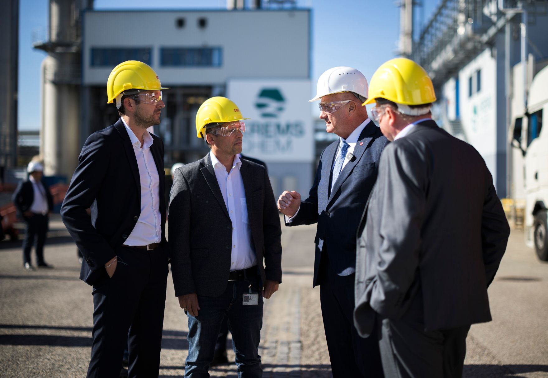 Am 29. September 2026 besuchte Bundeskanzler Christian Stocker (im Bild) im Rahmen seines Bundesl&auml;ndertages in Nieder&ouml;sterreich die KremsChem Austria GmbH.