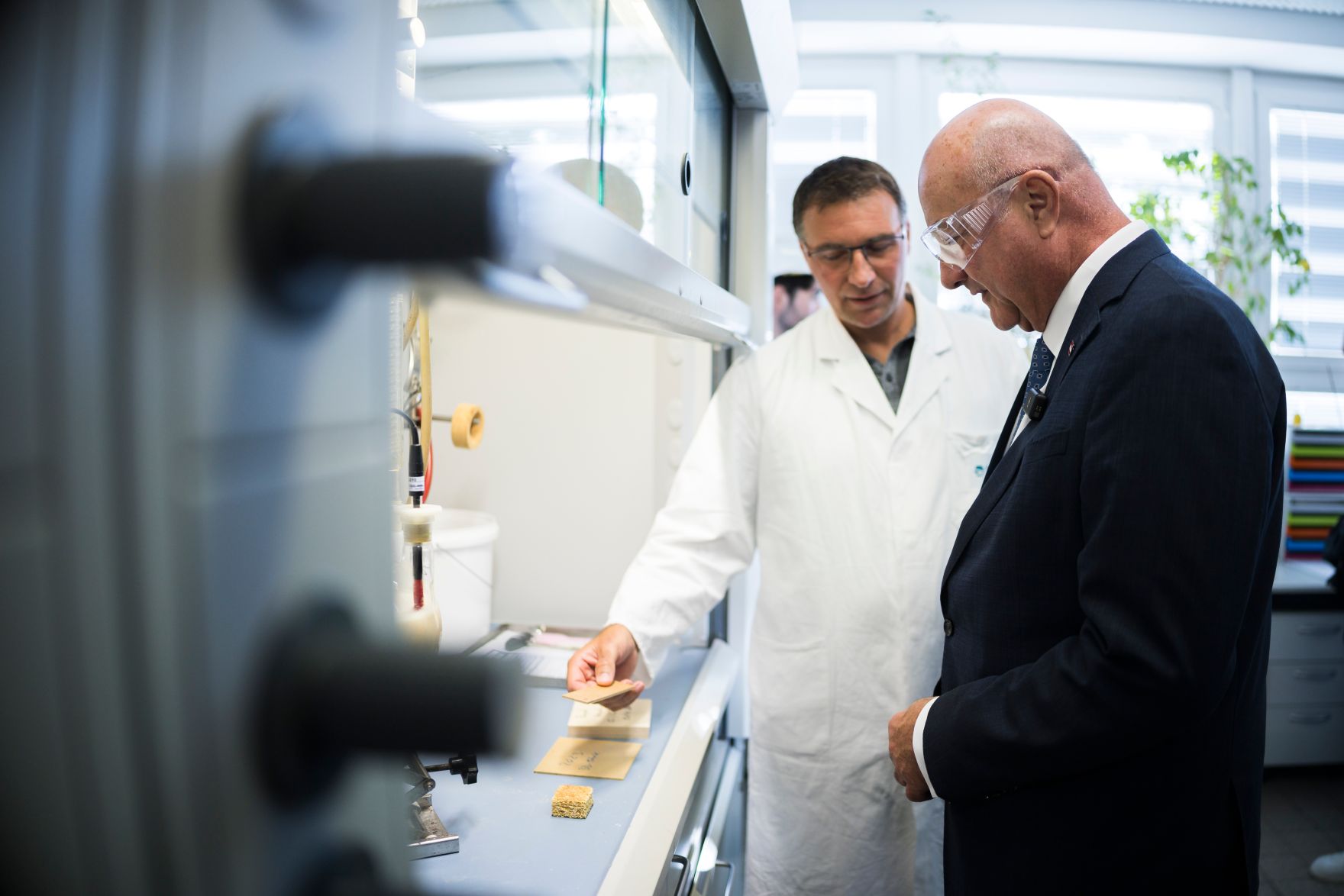 Am 29. September 2026 besuchte Bundeskanzler Christian Stocker (im Bild) im Rahmen seines Bundesl&auml;ndertages in Nieder&ouml;sterreich die KremsChem Austria GmbH.
