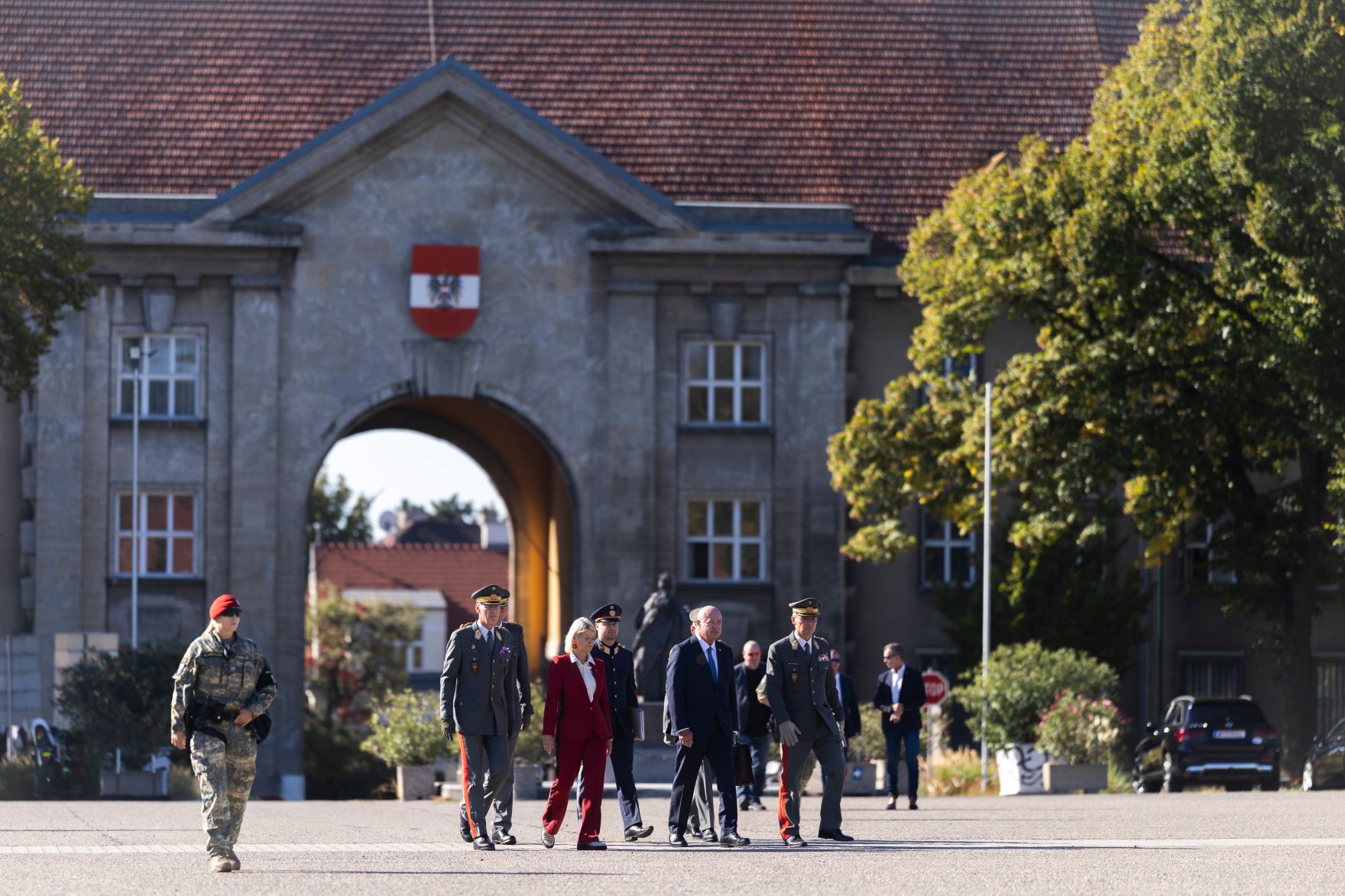 Am 29. September 2026 nahm Bundeskanzler Christian Stocker gemeinsam mit Bundesministerin Klaudia Tanner an der Verabschiedung und Amts&uuml;bernahme des Generalstabschefs in der Maria-Theresien-Kaserne teil.