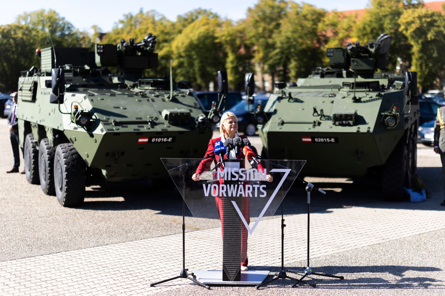 Am 29. September 2026 nahm Bundeskanzler Christian Stocker gemeinsam mit Bundesministerin Klaudia Tanner (im Bild) an der Verabschiedung und Amts&uuml;bernahme des Generalstabschefs in der Maria-Theresien-Kaserne teil.
