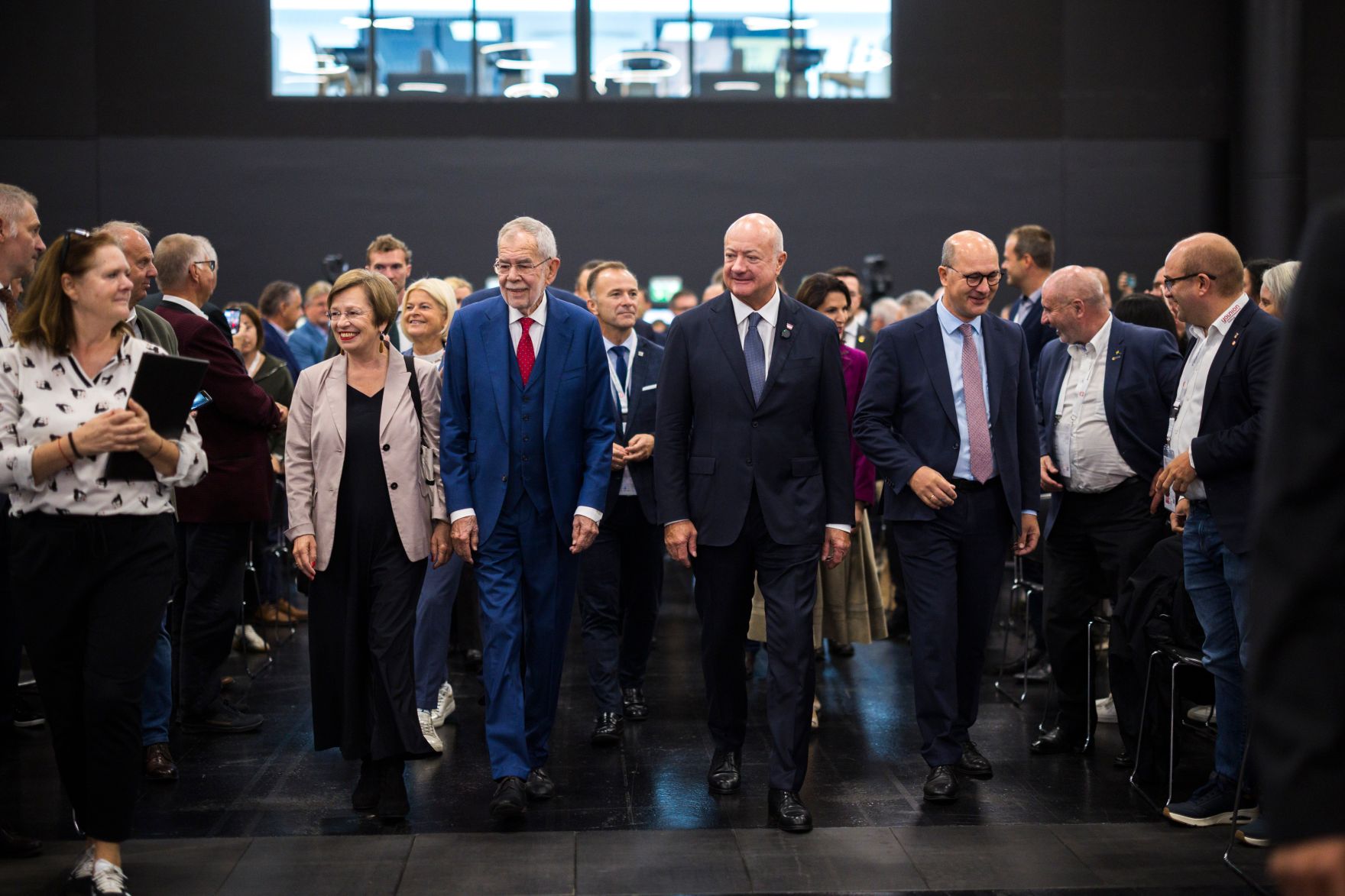 Am 2. Oktober 2026 nahm Bundeskanzler Christian Stocker (m.r.) am 72. &Ouml;sterreichischen Gemeindetag in Salzburg teil. Im Bild mit dem Bundespr&auml;sident Alexander van der Bellen (m.l.).