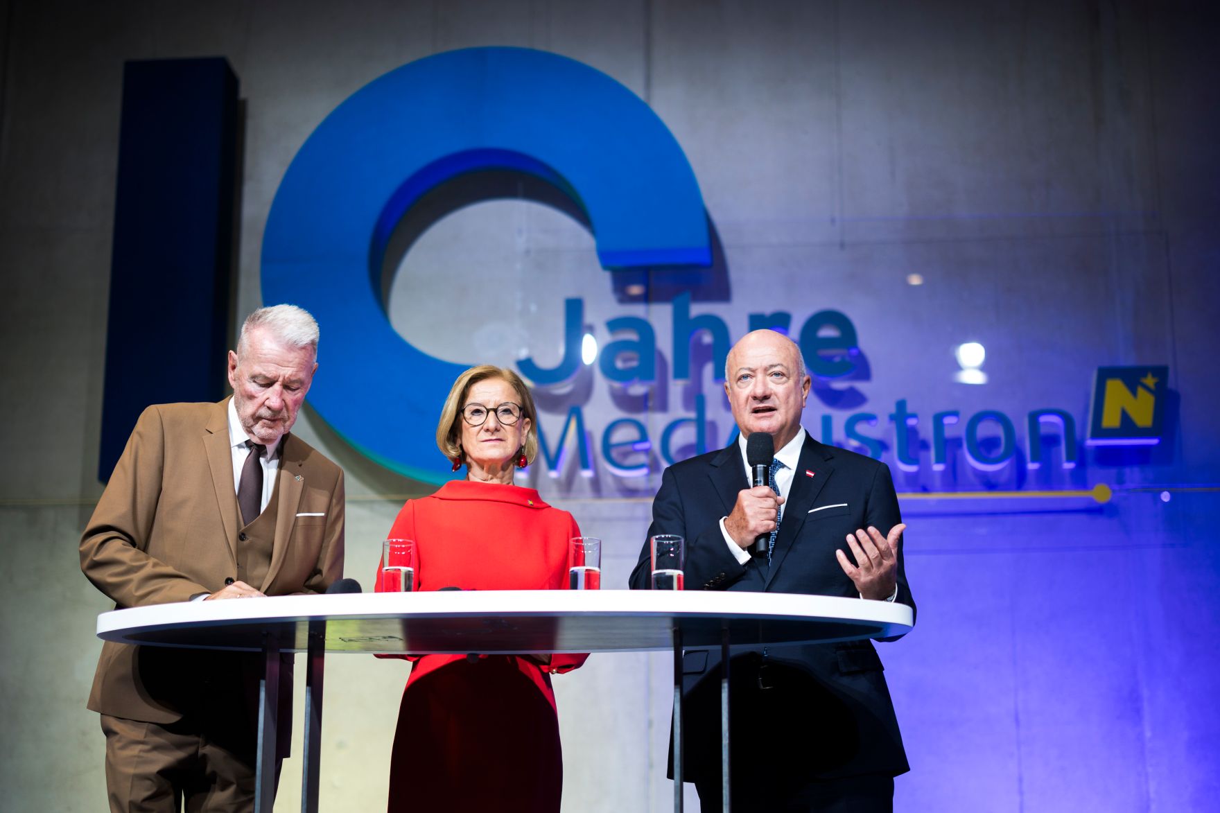 Am 9. Oktober 2026 nahm Bundeskanzler Christian Stocker (r.) am zehnj&auml;hrigen Jubil&auml;um des Krebsbehandlungs- und Forschungszentrum MedAustron unter dem Motto &bdquo;10 Jahre Zukunft 10 Jahre Hoffnung&ldquo; in den historischen Kasematten in Wiener Neustadt teil. Im Bild gemeinsam mit Landeshauptfrau Johanna Mikl-Leitner (m.) und B&uuml;rgermeister Klaus Schneeberger (l.).
