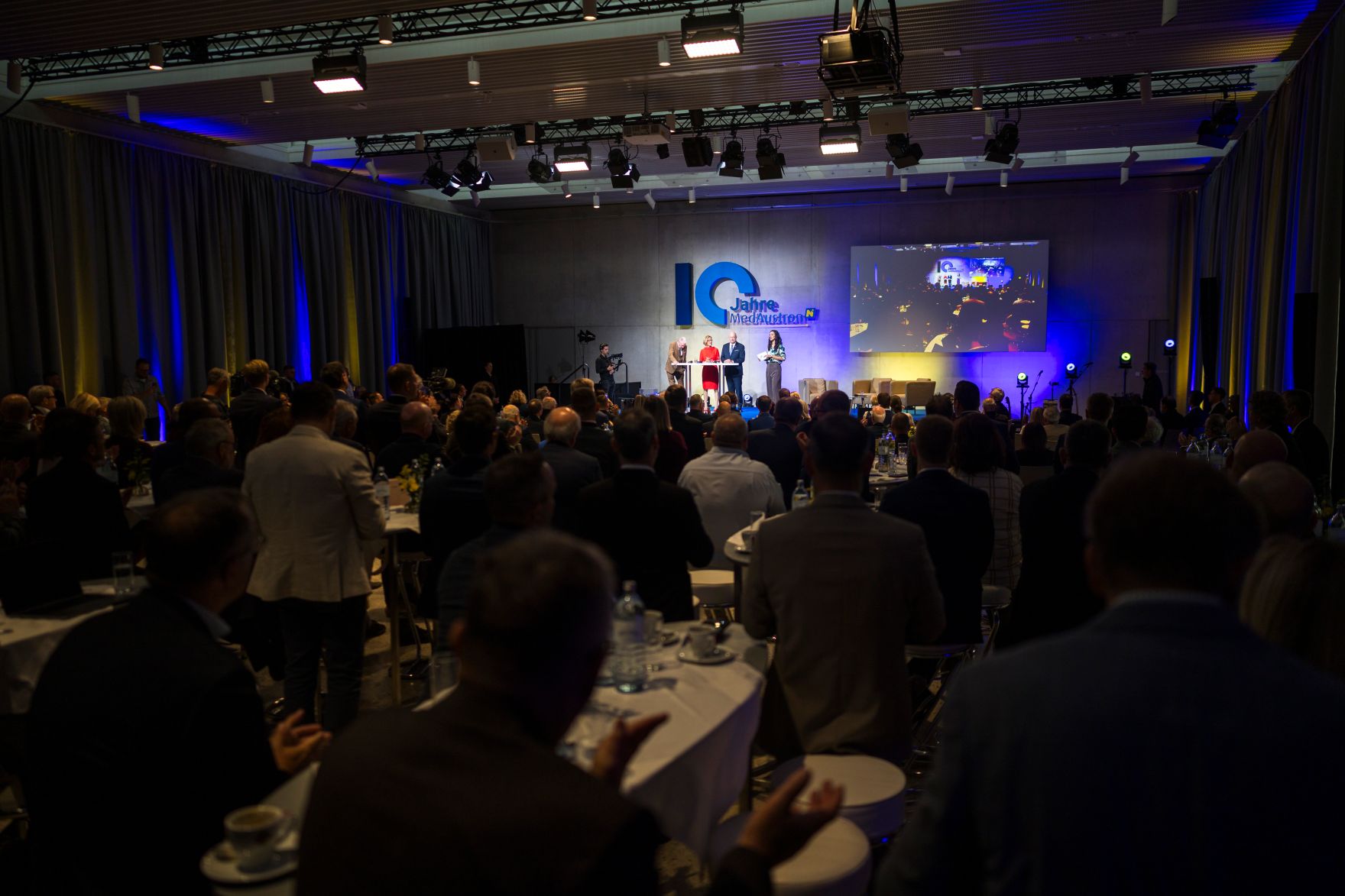 Am 9. Oktober 2026 nahm Bundeskanzler Christian Stocker am zehnj&auml;hrigen Jubil&auml;um des Krebsbehandlungs- und Forschungszentrum MedAustron unter dem Motto &bdquo;10 Jahre Zukunft 10 Jahre Hoffnung&ldquo; in den historischen Kasematten in Wiener Neustadt teil. Im Bild gemeinsam mit Landeshauptfrau Johanna Mikl-Leitner und B&uuml;rgermeister Klaus Schneeberger.