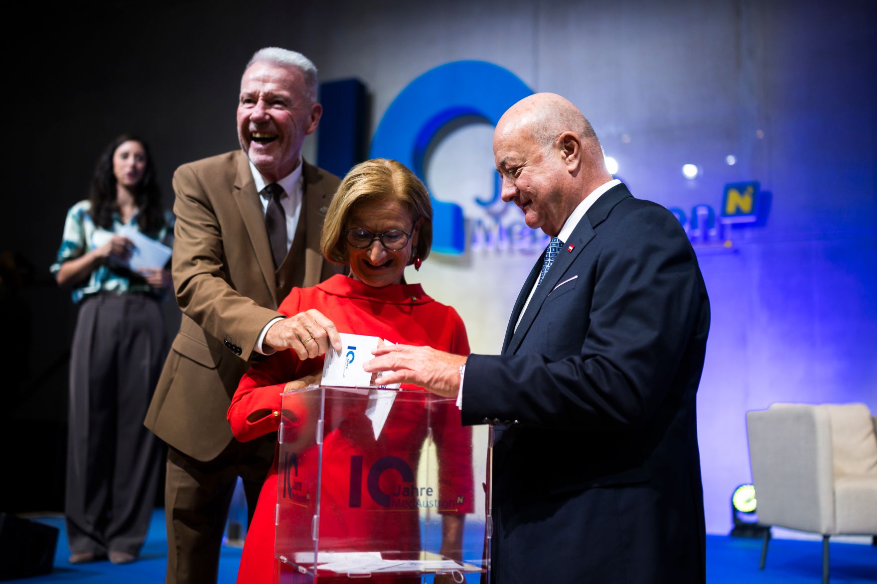 Am 9. Oktober 2026 nahm Bundeskanzler Christian Stocker (r.) am zehnj&auml;hrigen Jubil&auml;um des Krebsbehandlungs- und Forschungszentrum MedAustron unter dem Motto &bdquo;10 Jahre Zukunft 10 Jahre Hoffnung&ldquo; in den historischen Kasematten in Wiener Neustadt teil. Im Bild gemeinsam mit Landeshauptfrau Johanna Mikl-Leitner (m.) und B&uuml;rgermeister Klaus Schneeberger (2.v.l.).