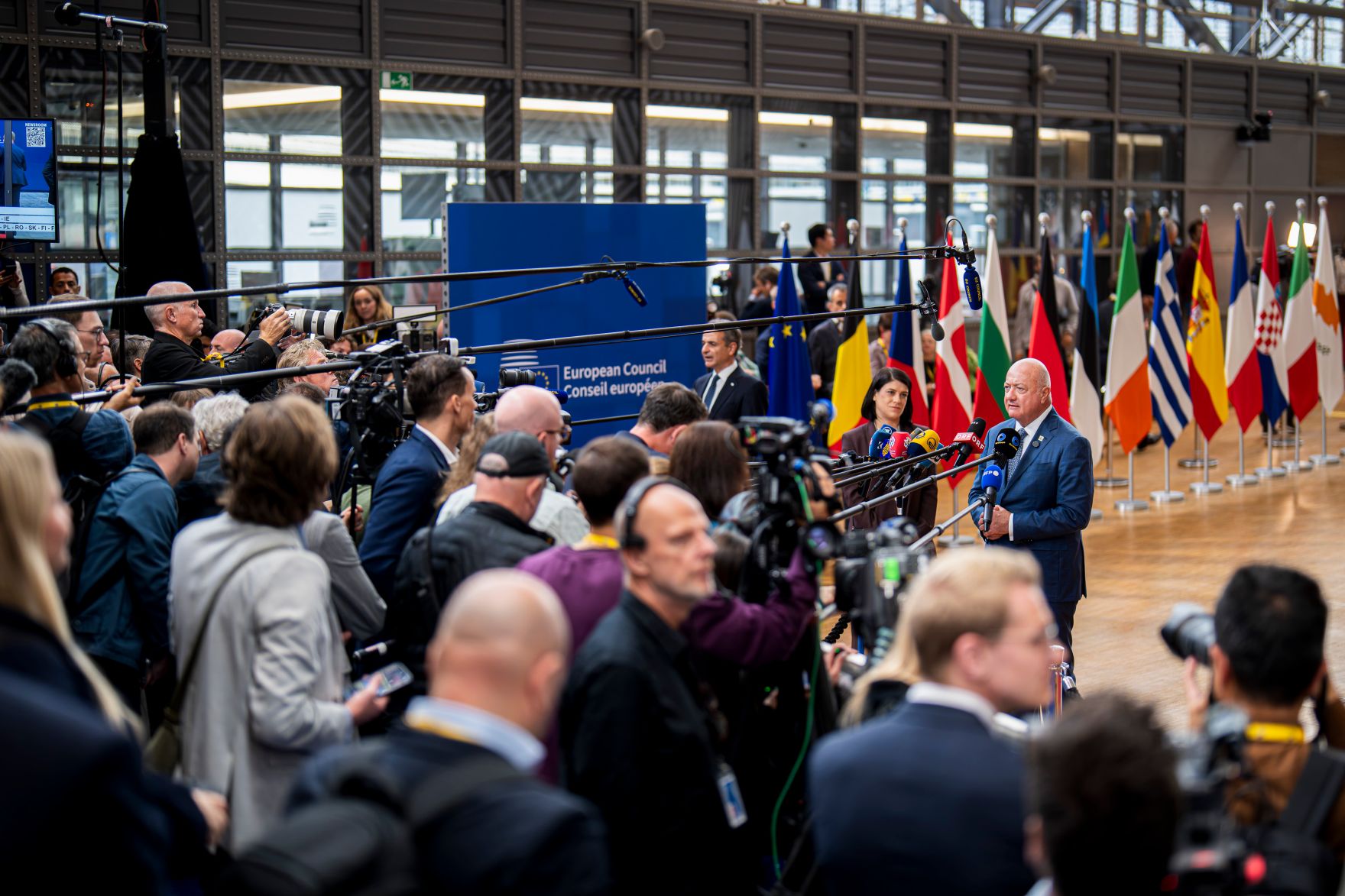 Am 15. Oktober 2026 nahm Bundeskanzler Christian Stocker an dem Treffen der EU-Staats- und Regierungschefs in Br&uuml;ssel teil. Im Bild beim Doorstep.