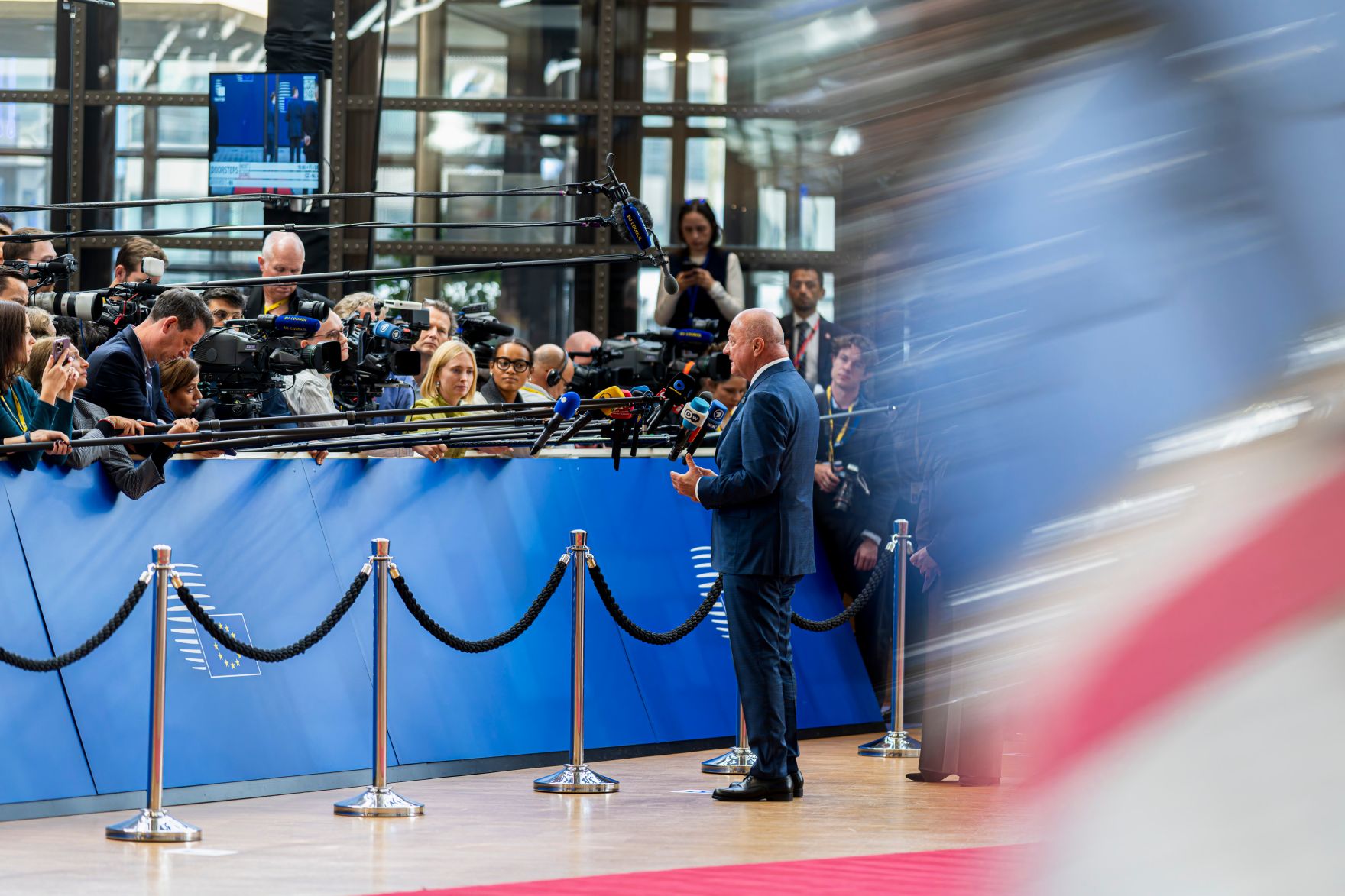 Am 15. Oktober 2026 nahm Bundeskanzler Christian Stocker an dem Treffen der EU-Staats- und Regierungschefs in Br&uuml;ssel teil. Im Bild beim Doorstep.