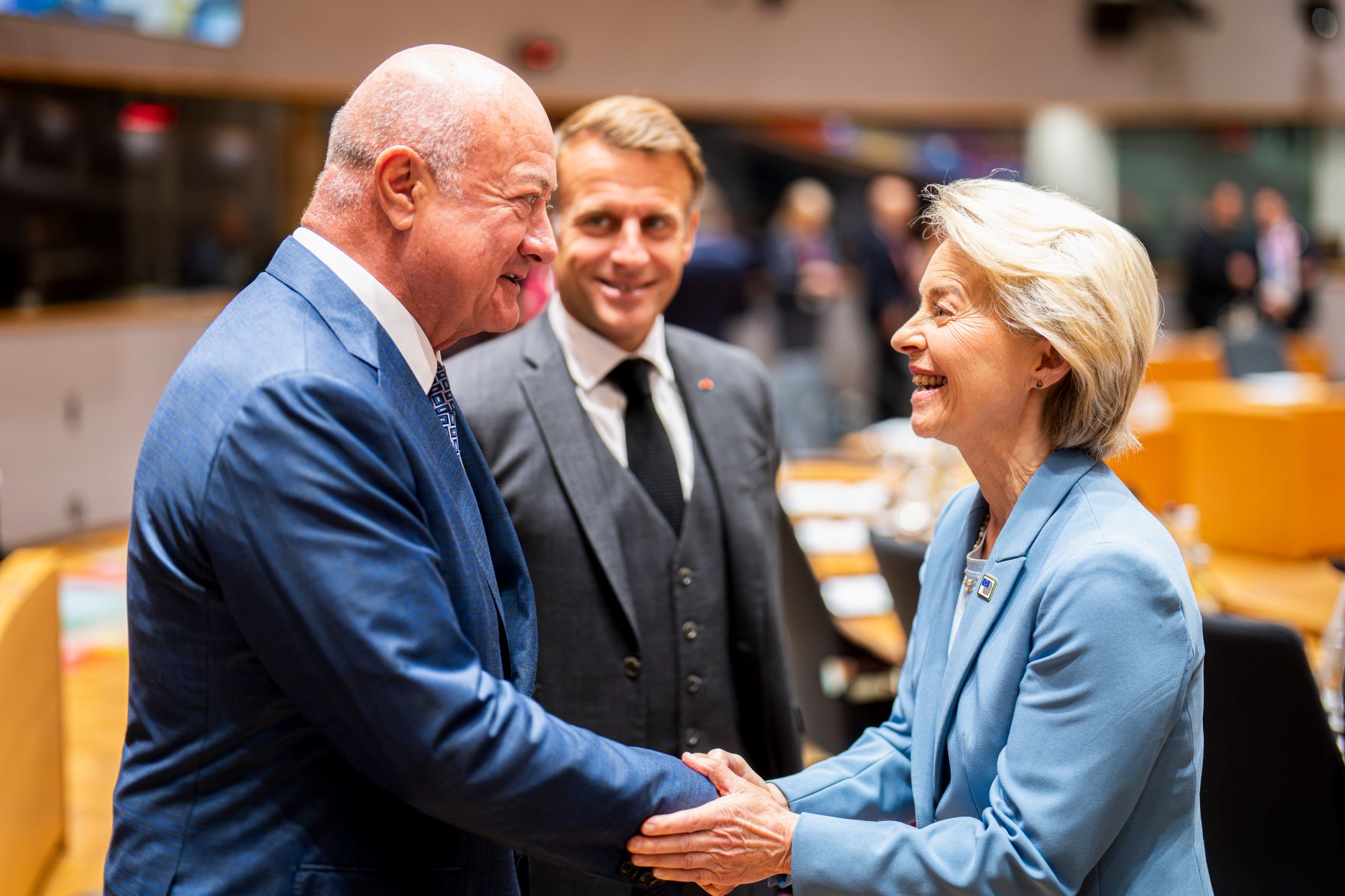 Am 15. Oktober 2026 nahm Bundeskanzler Christian Stocker (l.) an dem Treffen der EU-Staats- und Regierungschefs in Br&uuml;ssel teil. Im Bild mit franz&ouml;sischen Bundespr&auml;sident Emmanuel Macron (m.) und Pr&auml;sidentin der Europ&auml;ischen Kommission ist Ursula von der Leyen (r.).