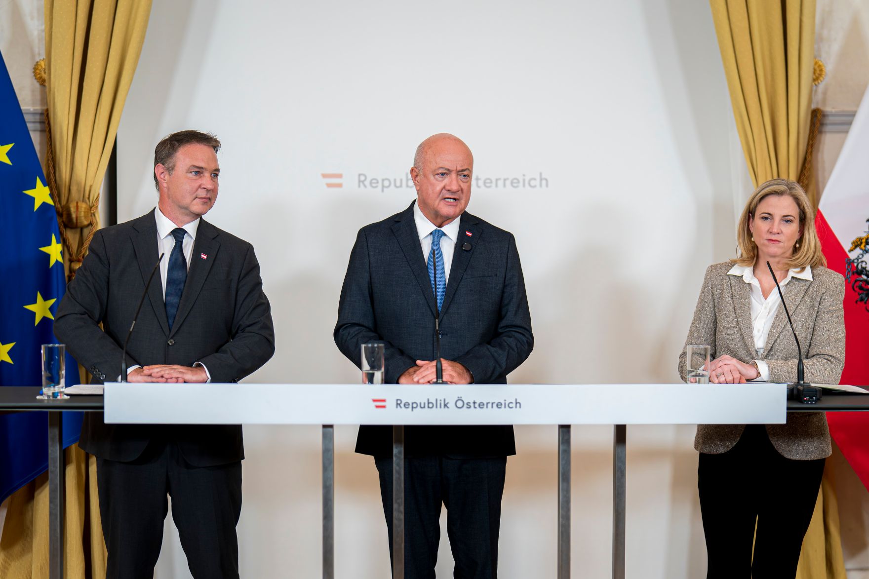 Am 17. Oktober 2026 nahmen Bundeskanzler Christian Stocker (m.), Vizekanzler Andreas Babler (l.) und Bundesministerin Beate Meinl-Reisinger (r.) an einer Pressekonferenz zum Arbeitstreffen der Regierungsspitze teil.