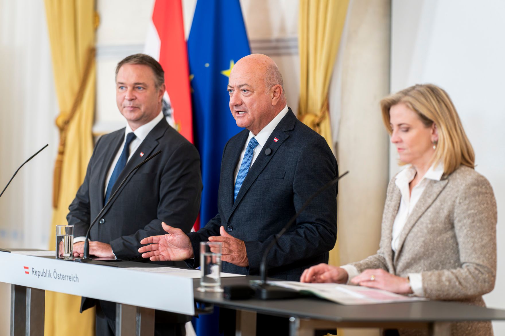 Am 17. Oktober 2026 nahmen Bundeskanzler Christian Stocker (m.), Vizekanzler Andreas Babler (l.) und Bundesministerin Beate Meinl-Reisinger (r.) an einer Pressekonferenz zum Arbeitstreffen der Regierungsspitze teil.
