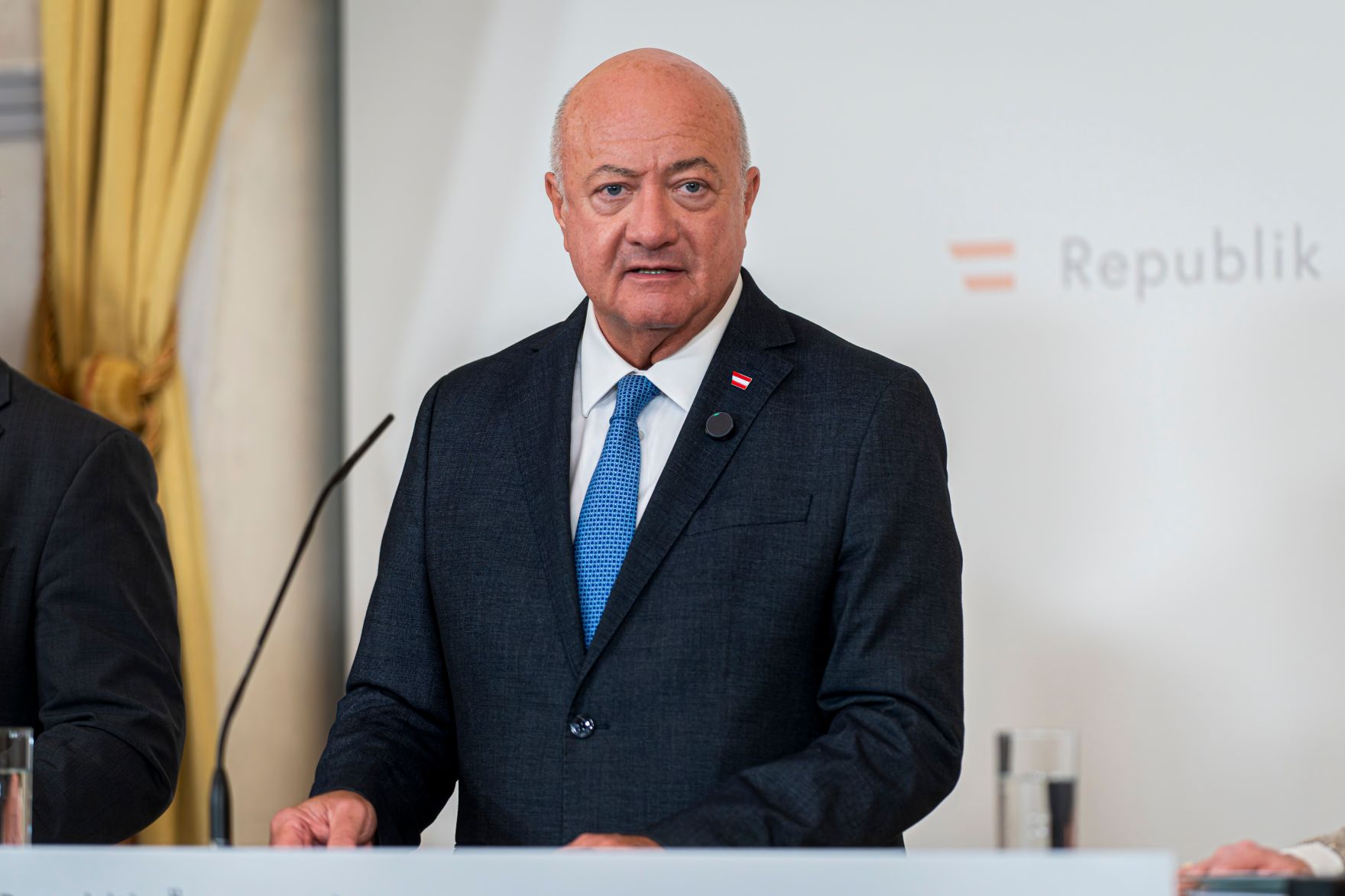 Am 17. Oktober 2026 nahmen Bundeskanzler Christian Stocker (im Bild), Vizekanzler Andreas Babler und Bundesministerin Beate Meinl-Reisinger an einer Pressekonferenz zum Arbeitstreffen der Regierungsspitze teil.