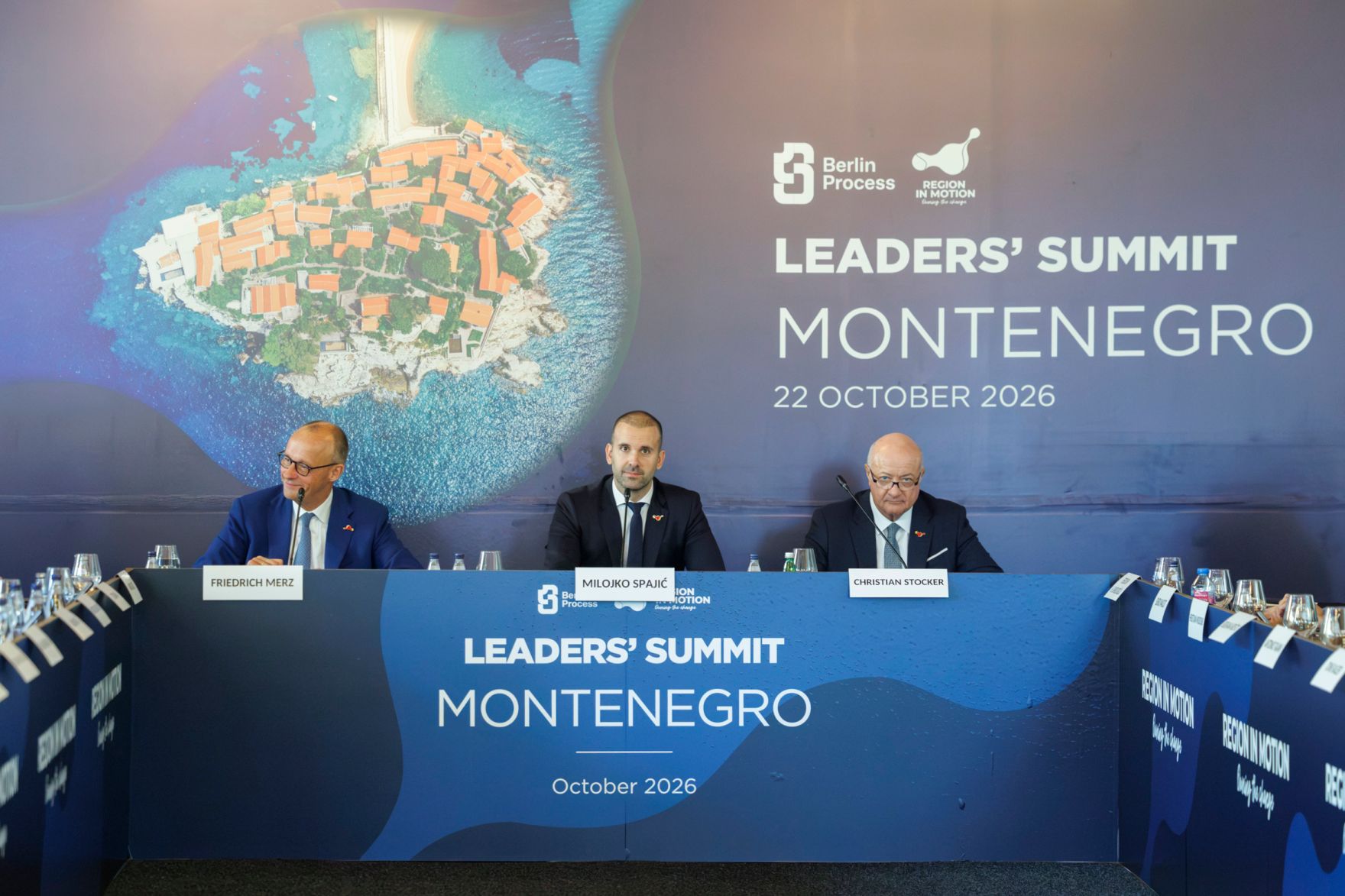 Am 22. Oktober 2026 reiste Bundeskanzler Christian Stocker (r.) zum Berlin Process Leaders' Summit nach Montenegro. Im Bild mit dem deutschen Bundeskanzler Friedrich Merz (l.) und dem Premierminister von Montenegro ist Milojko Spajić (m.)