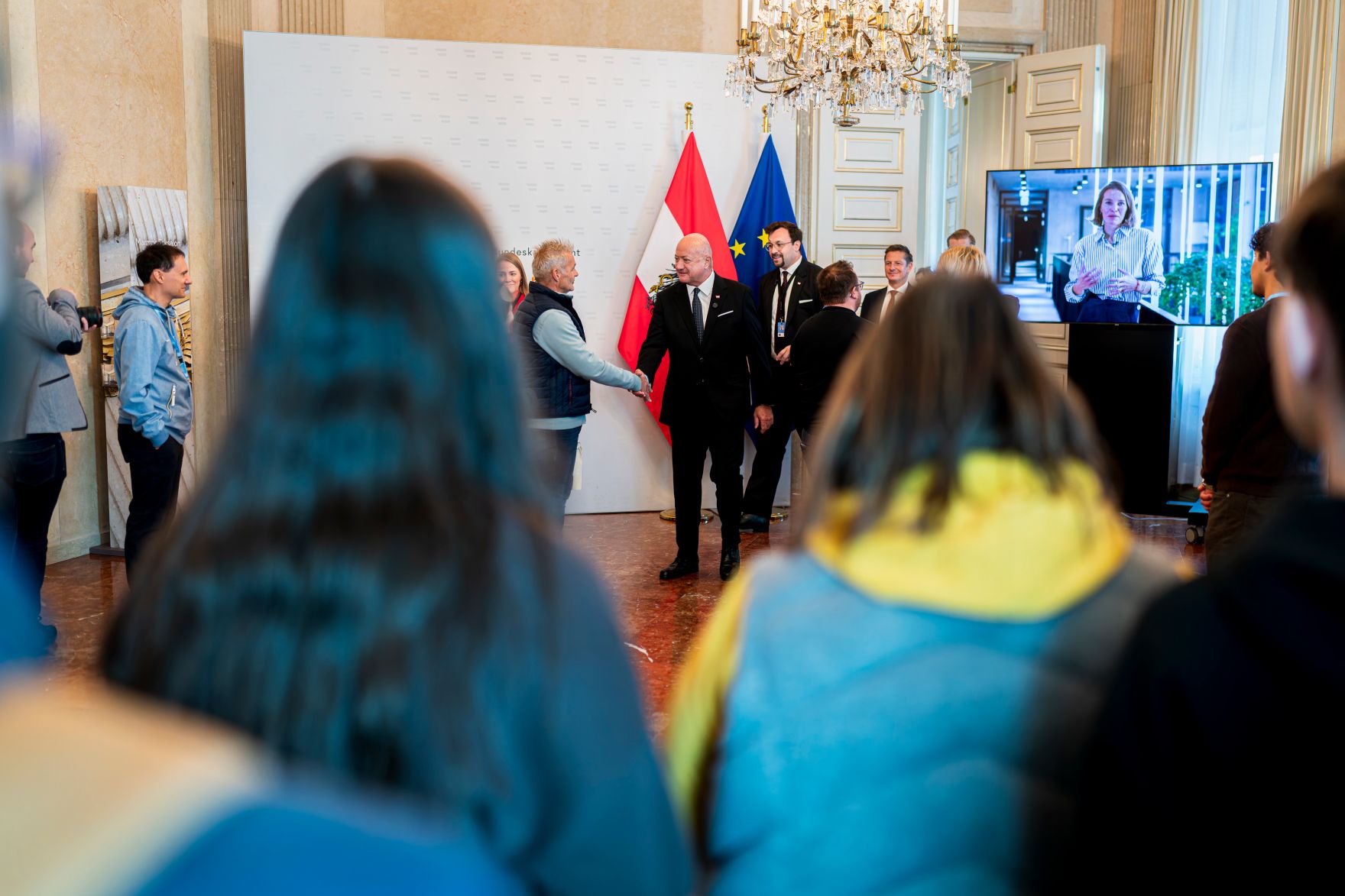Am 26. Oktober 2026 lud Bundeskanzler Christian Stocker (im Bild) anl&auml;sslich des Nationalfeiertags Besucherinnen und Besucher zum Tag der offenen T&uuml;r ins Bundeskanzleramt.
