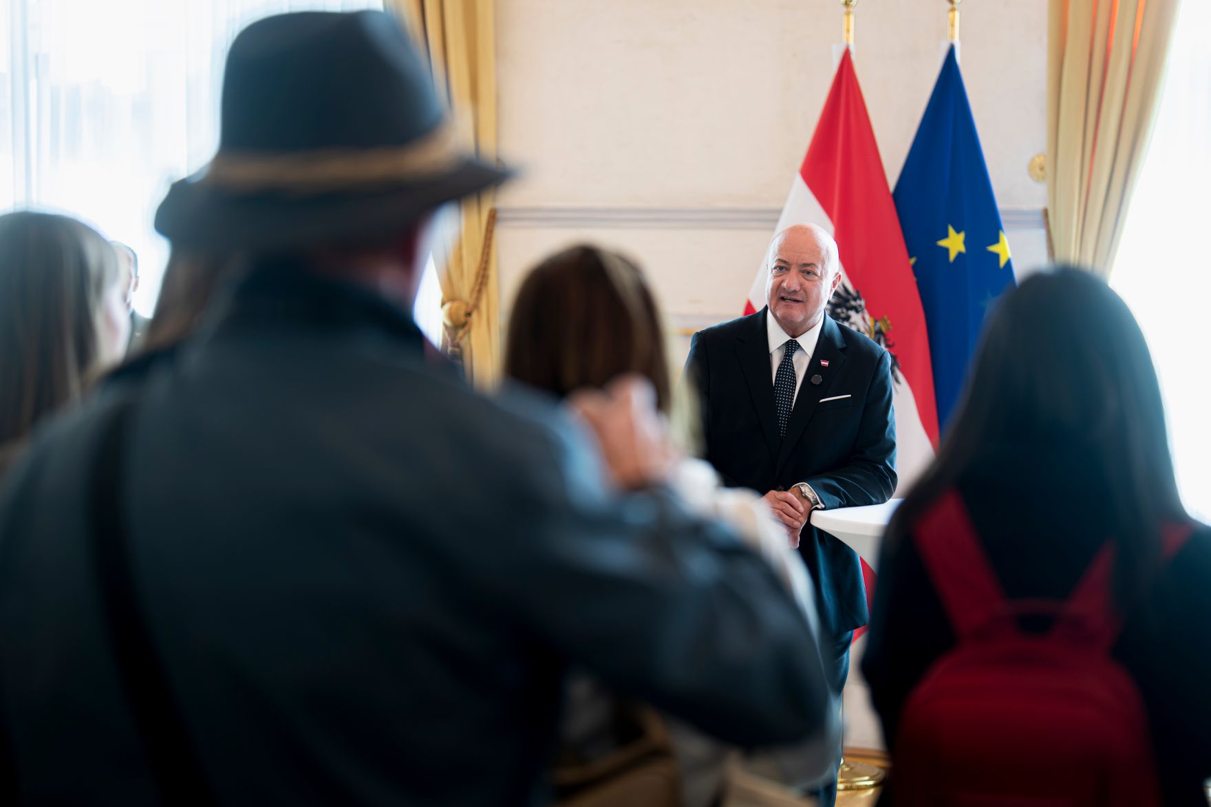 Am 26. Oktober 2026 lud Bundeskanzler Christian Stocker (im Bild) anl&auml;sslich des Nationalfeiertags Besucherinnen und Besucher zum Tag der offenen T&uuml;r ins Bundeskanzleramt.