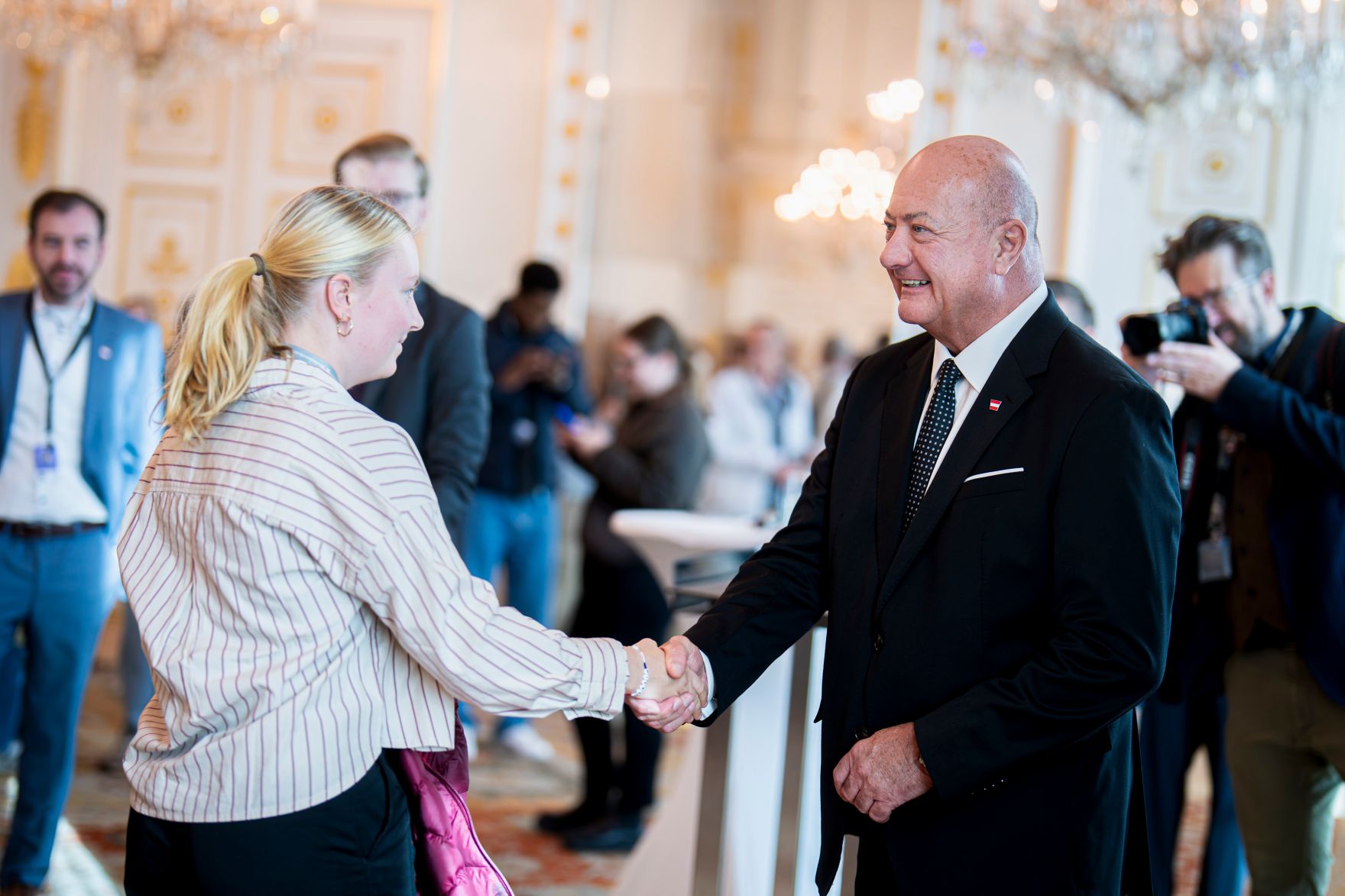 Am 26. Oktober 2026 lud Bundeskanzler Christian Stocker (im Bild) anl&auml;sslich des Nationalfeiertags Besucherinnen und Besucher zum Tag der offenen T&uuml;r ins Bundeskanzleramt.