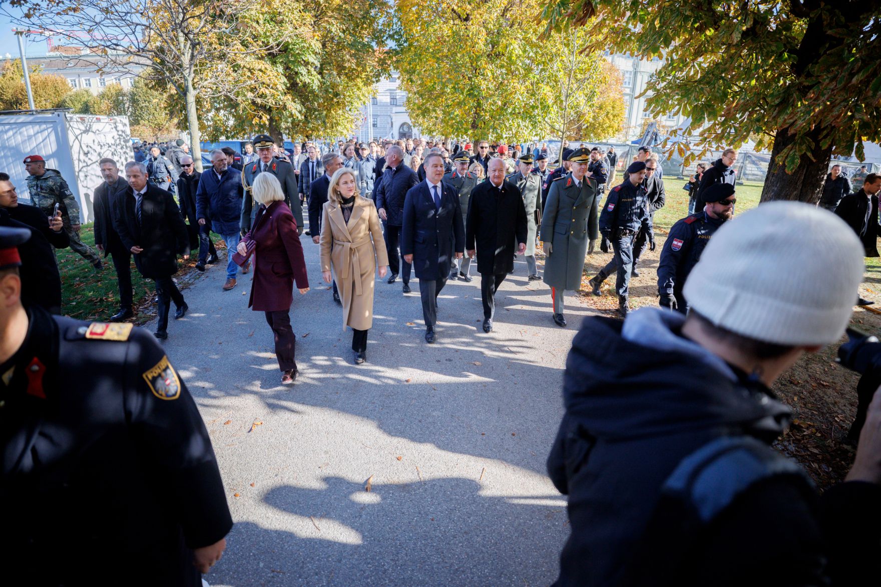 Am 26. Oktober 2026 fanden anl&auml;sslich des Nationalfeiertages Feierlichkeiten am Wiener Heldenplatz statt. Im Bild (v.l.n.r.) Bundesministerin Klaudia Tanner, Bundesministerin Beate Meinl-Reisinger, Vizekanzler Andreas Babler und Bundeskanzler Christian Stocker.