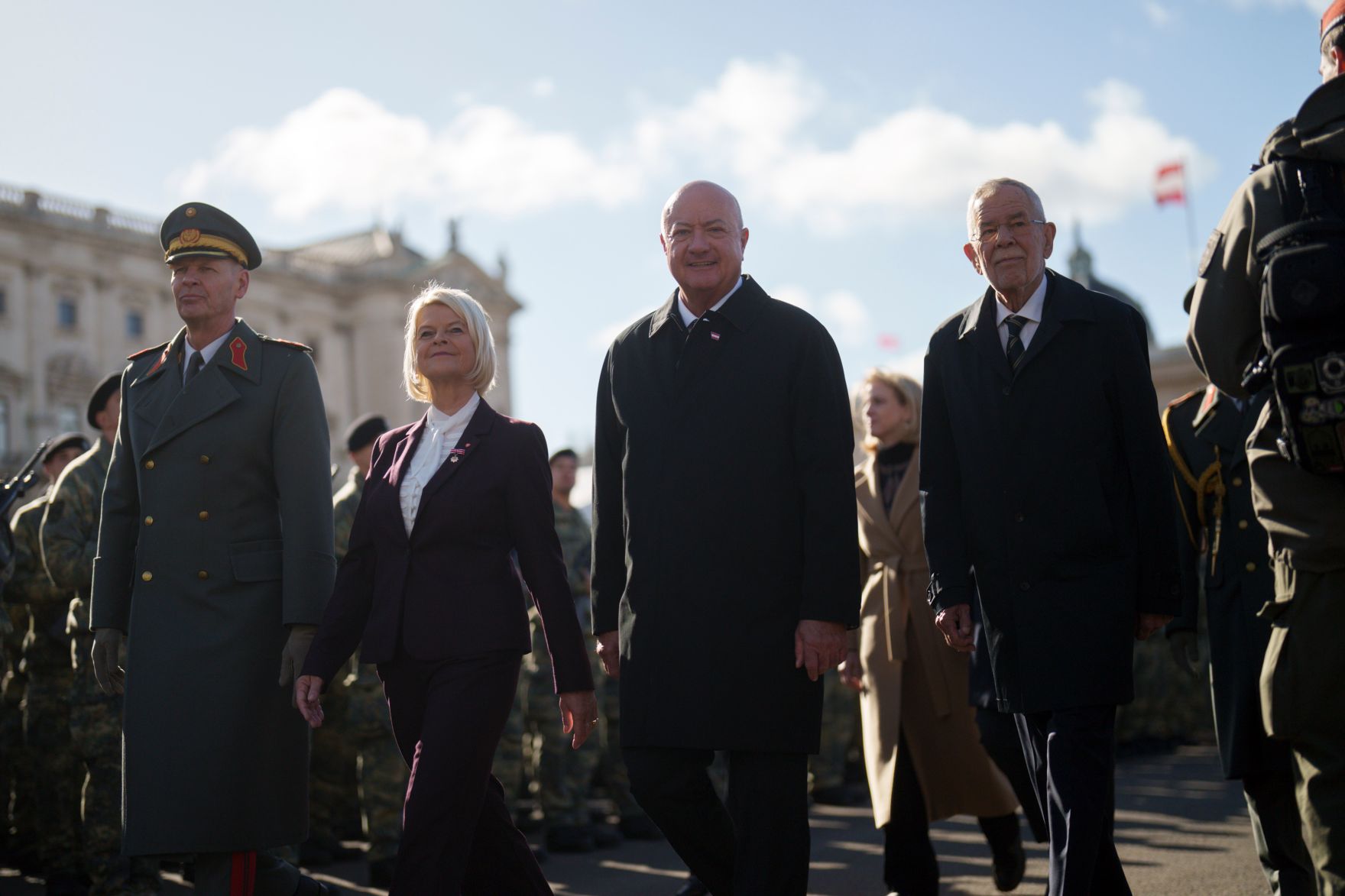 Am 26. Oktober 2026 fanden anl&auml;sslich des Nationalfeiertages Feierlichkeiten am Wiener Heldenplatz statt. Im Bild Bundeskanzler Christian Stocker (m.r.) mit Bundespr&auml;sident Alexander Van der Bellen (r.) und Bundesministerin Klaudia Tanner (m.l.).