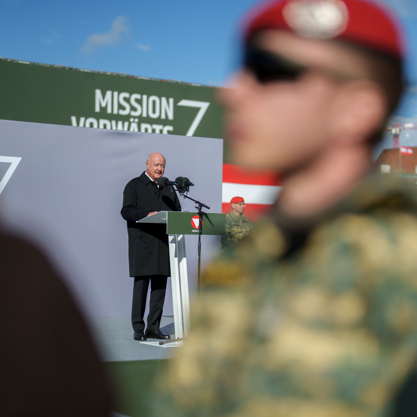 Am 26. Oktober 2026 fanden anl&auml;sslich des Nationalfeiertages Feierlichkeiten am Wiener Heldenplatz statt. Im Bild Bundeskanzler Christian Stocker.