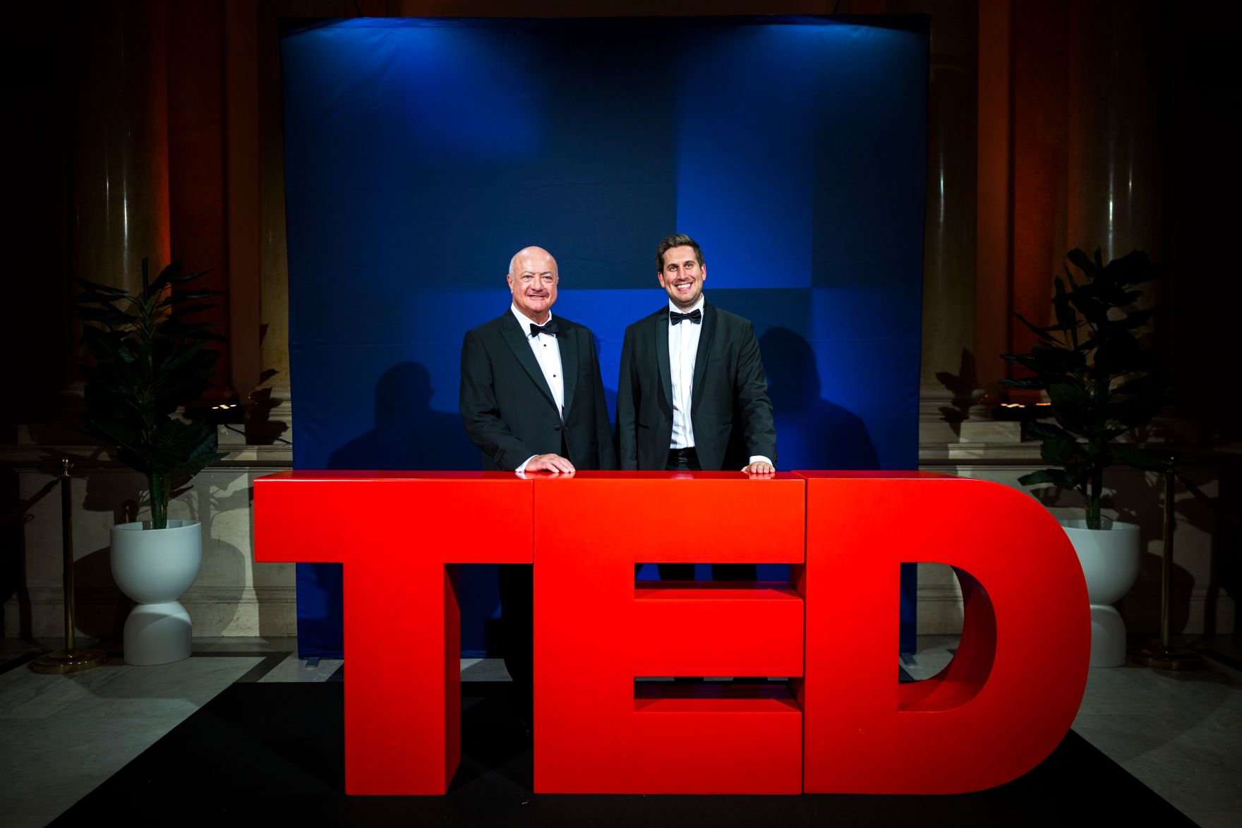Am 28. Oktober 2026 nahm Bundeskanzler Christian Stocker (l.) an der TEDAI Vienna 2026 Konferenz zum Thema K&uuml;nstliche Intelligenz teil. Im Bild mit Staatssekret&auml;r Alexander Pr&ouml;ll (r.).