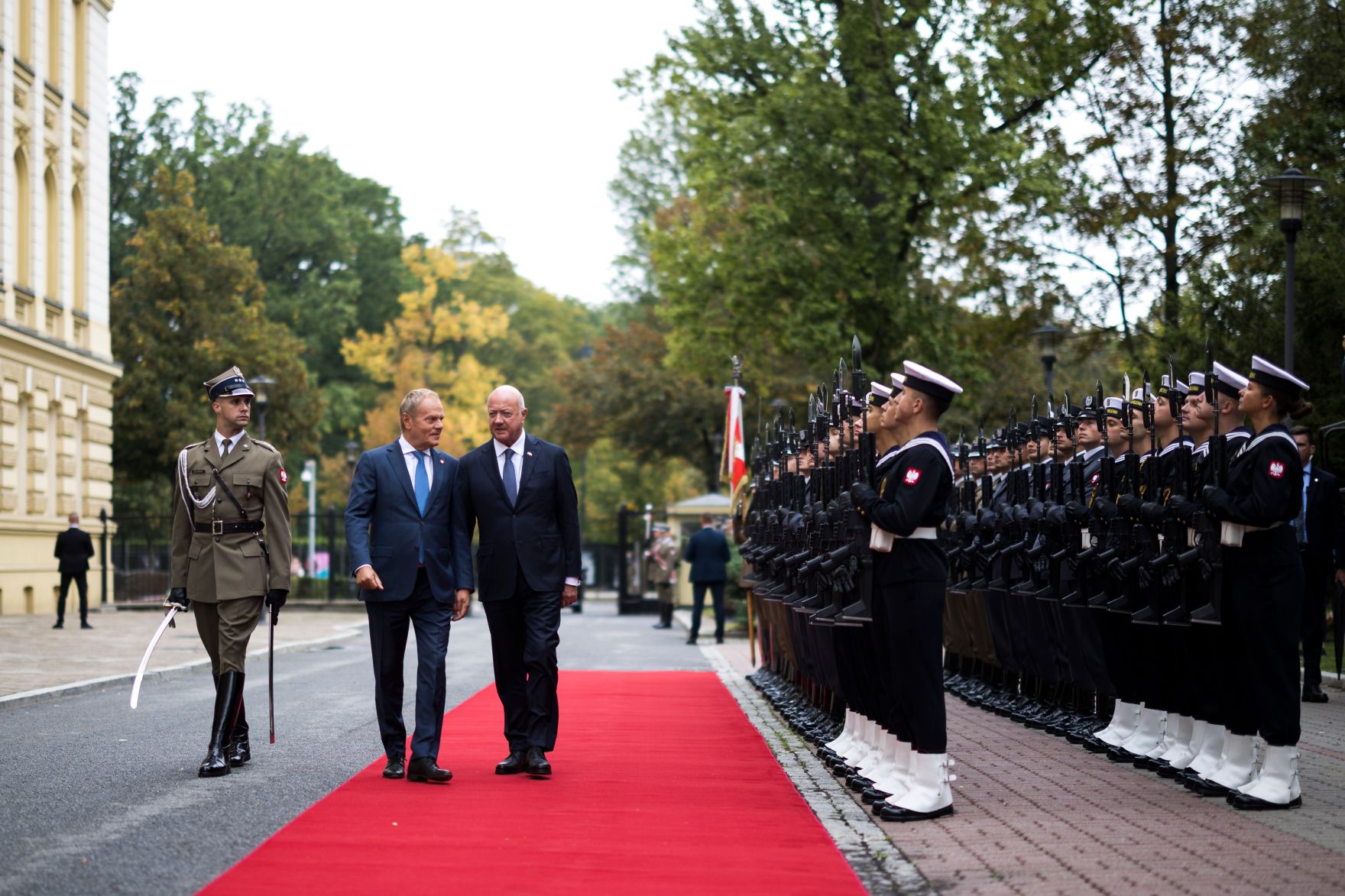 Am 17. September 2026 reiste Bundeskanzler Christian Stocker (3.v.l.) zu einem Arbeitsbesuch nach Warschau. Im Bild mit dem Premierminister von Polen Donald Tusk (2.v.l.).