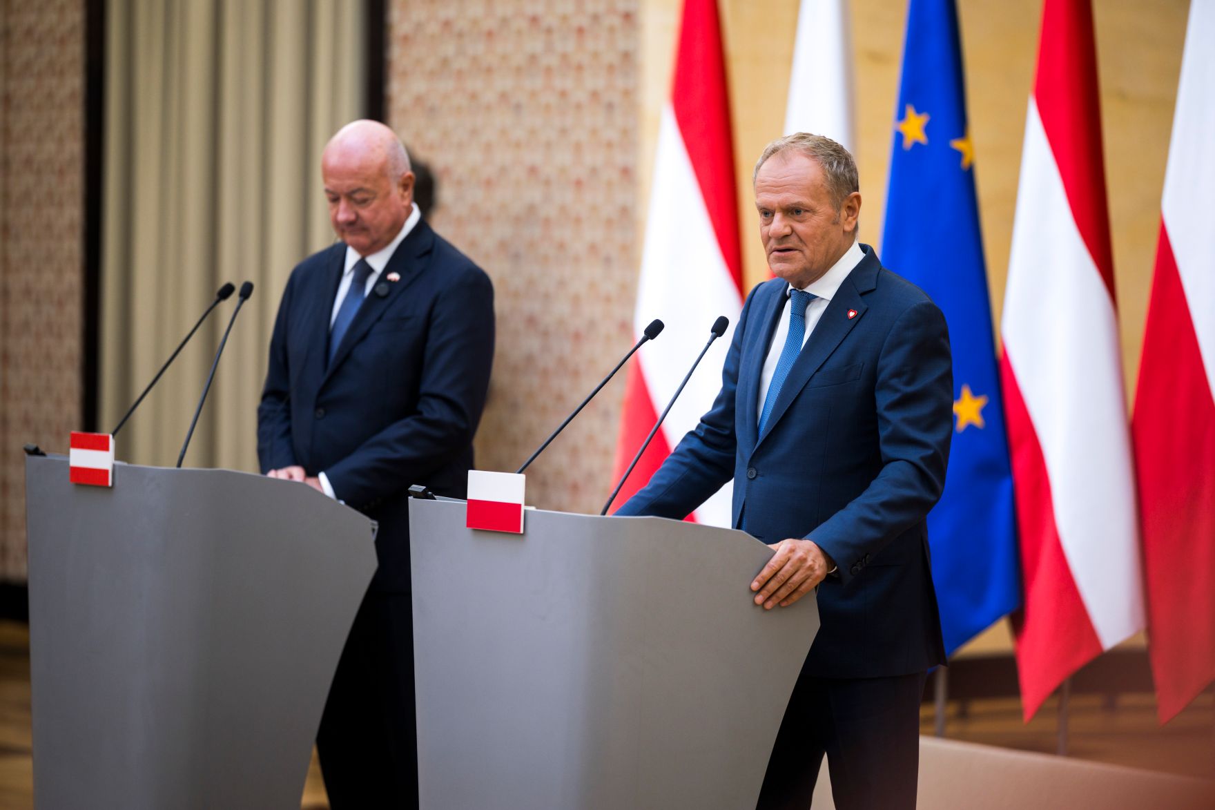 Am 17. September 2026 reiste Bundeskanzler Christian Stocker (l.) zu einem Arbeitsbesuch nach Warschau. Im Bild bei einer gemeinsamen Pressekonferenz mit dem Premierminister von Polen Donald Tusk (r.).