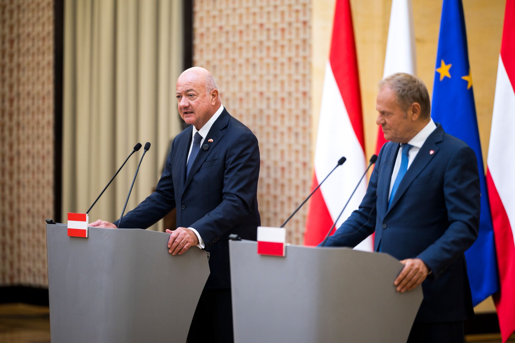 Am 17. September 2026 reiste Bundeskanzler Christian Stocker (l.) zu einem Arbeitsbesuch nach Warschau. Im Bild bei einer gemeinsamen Pressekonferenz mit dem Premierminister von Polen Donald Tusk (r.).