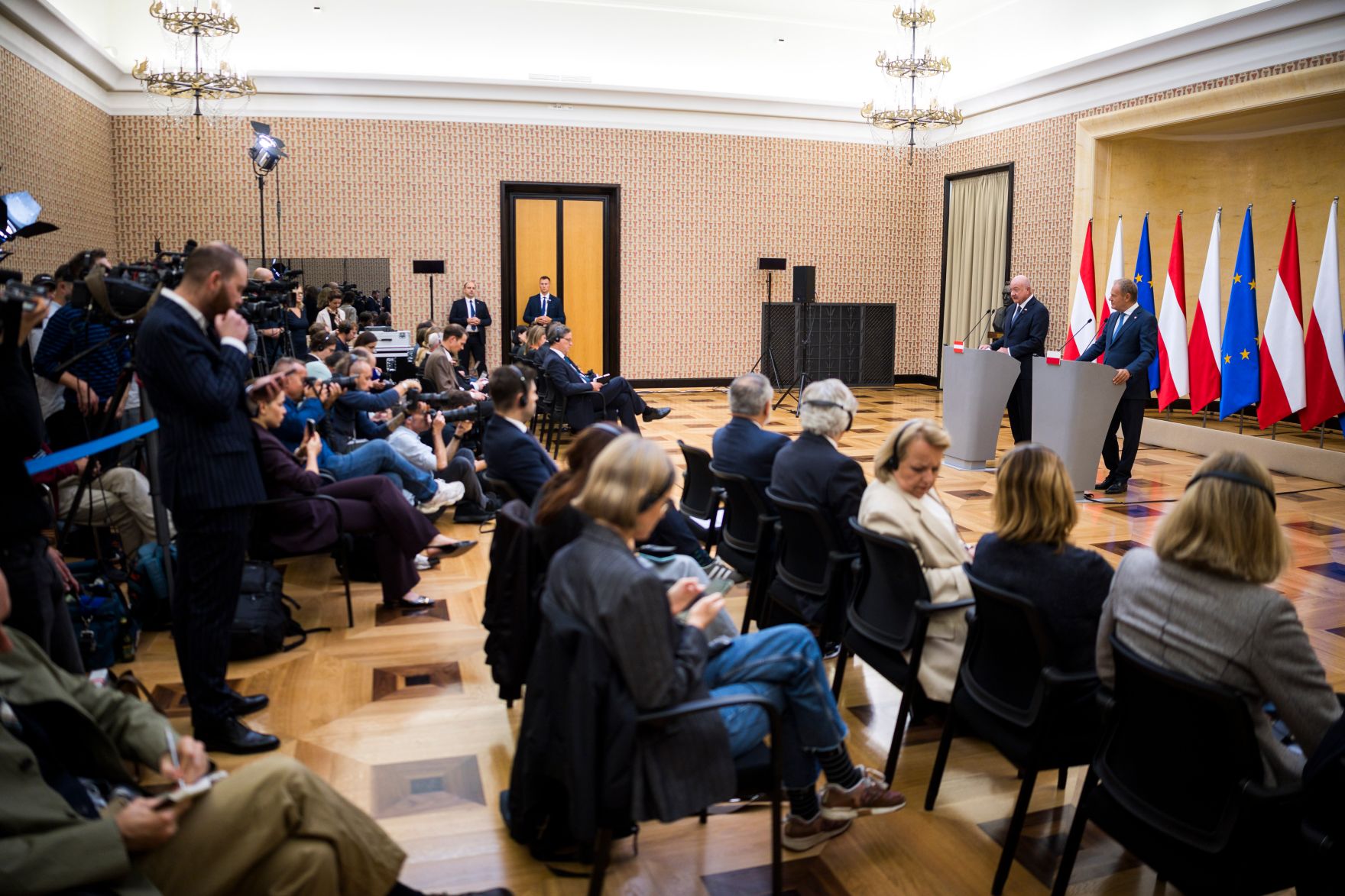 Am 17. September 2026 reiste Bundeskanzler Christian Stocker (3.v.r.) zu einem Arbeitsbesuch nach Warschau. Im Bild bei einer gemeinsamen Pressekonferenz mit dem Premierminister von Polen Donald Tusk (2.v.r.).