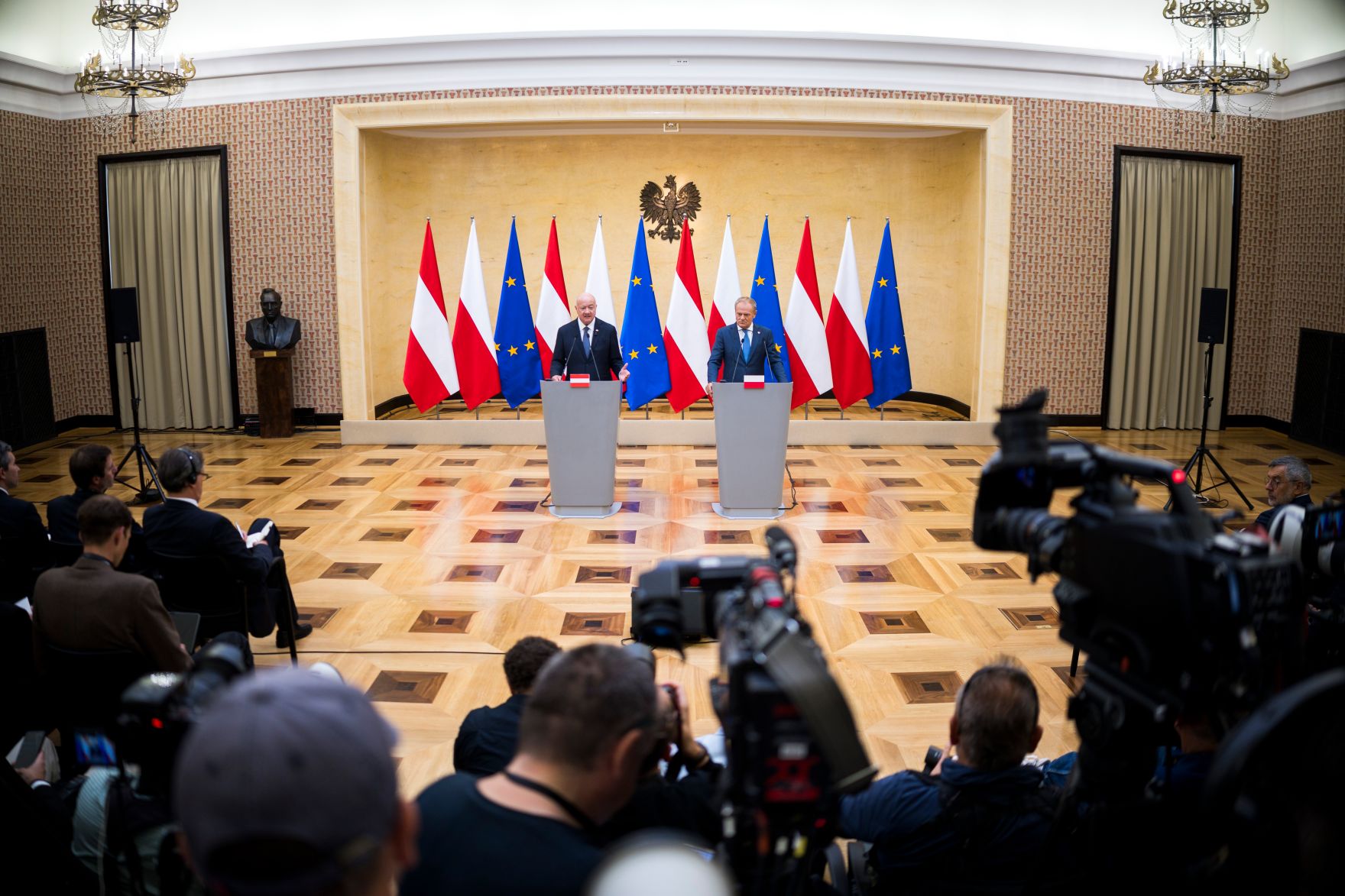 Am 17. September 2026 reiste Bundeskanzler Christian Stocker (l.) zu einem Arbeitsbesuch nach Warschau. Im Bild bei einer gemeinsamen Pressekonferenz mit dem Premierminister von Polen Donald Tusk (r.).