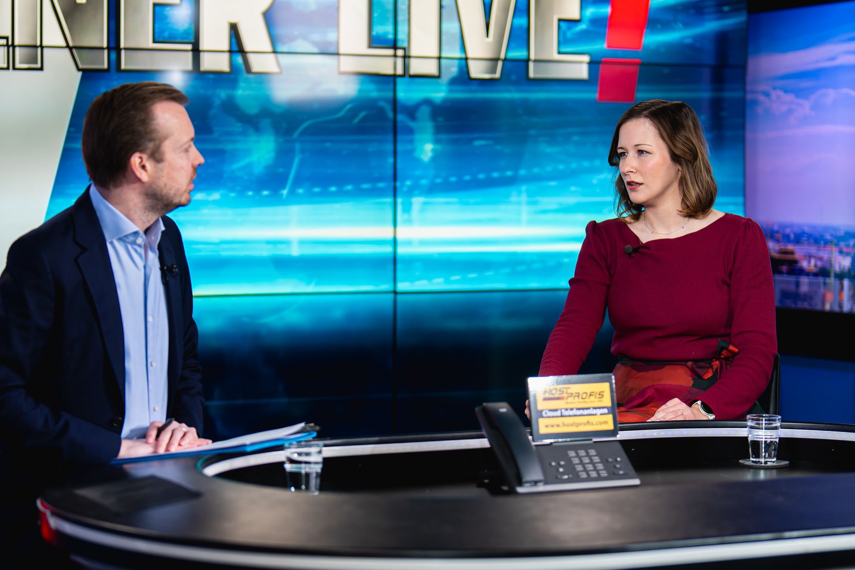 Am 17. M&auml;rz 2025 war Bundesministerin Claudia Plakolm (r.) bei einem Interview im OE24-Studio.