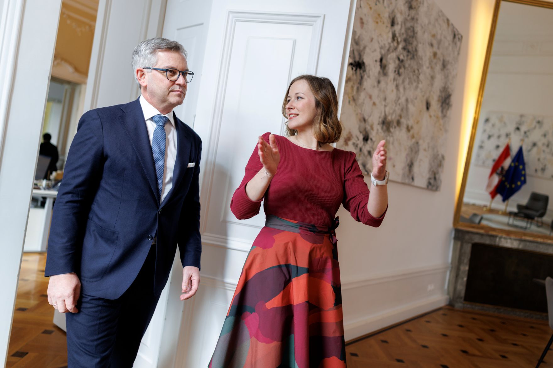 Am 17. M&auml;rz 2025 empfing Bundesministerin Claudia Plakolm (r.) den EU-Kommissar f&uuml;r Inneres und Migration Magnus Brunner (l.) zu einem Gespr&auml;ch.