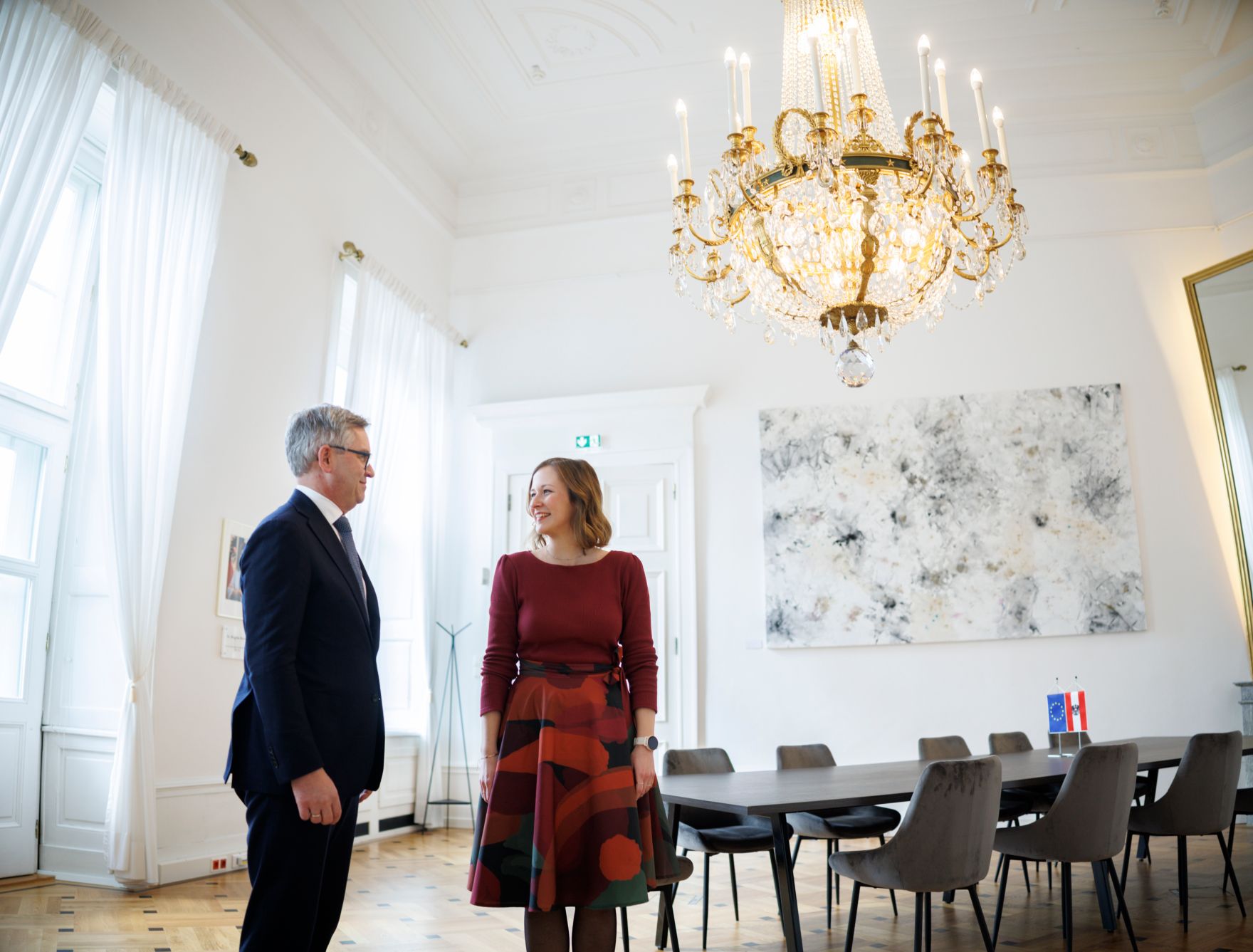 Am 17. M&auml;rz 2025 empfing Bundesministerin Claudia Plakolm (r.) den EU-Kommissar f&uuml;r Inneres und Migration Magnus Brunner (l.) zu einem Gespr&auml;ch.