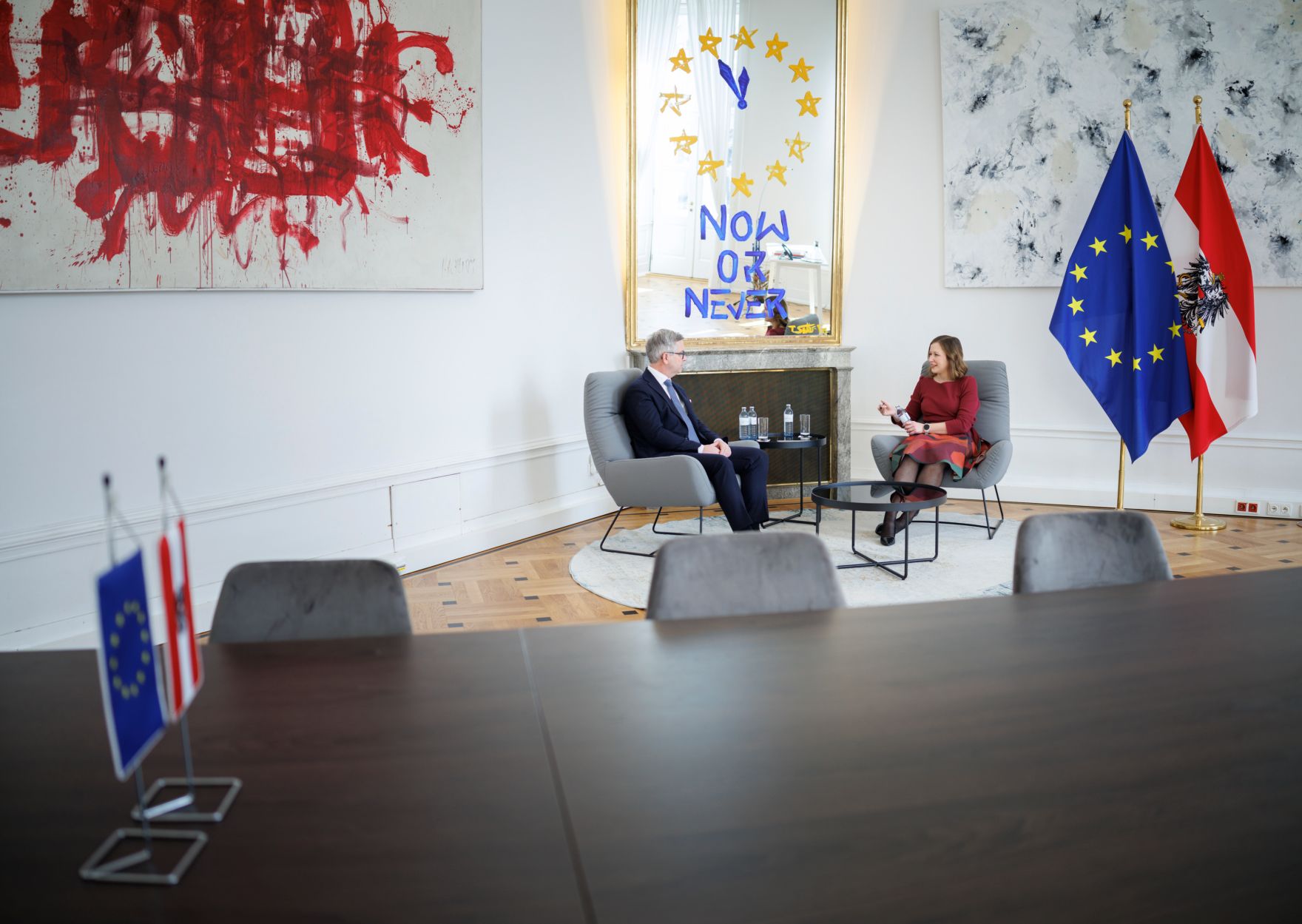 Am 17. M&auml;rz 2025 empfing Bundesministerin Claudia Plakolm (r.) den EU-Kommissar f&uuml;r Inneres und Migration Magnus Brunner (l.) zu einem Gespr&auml;ch.