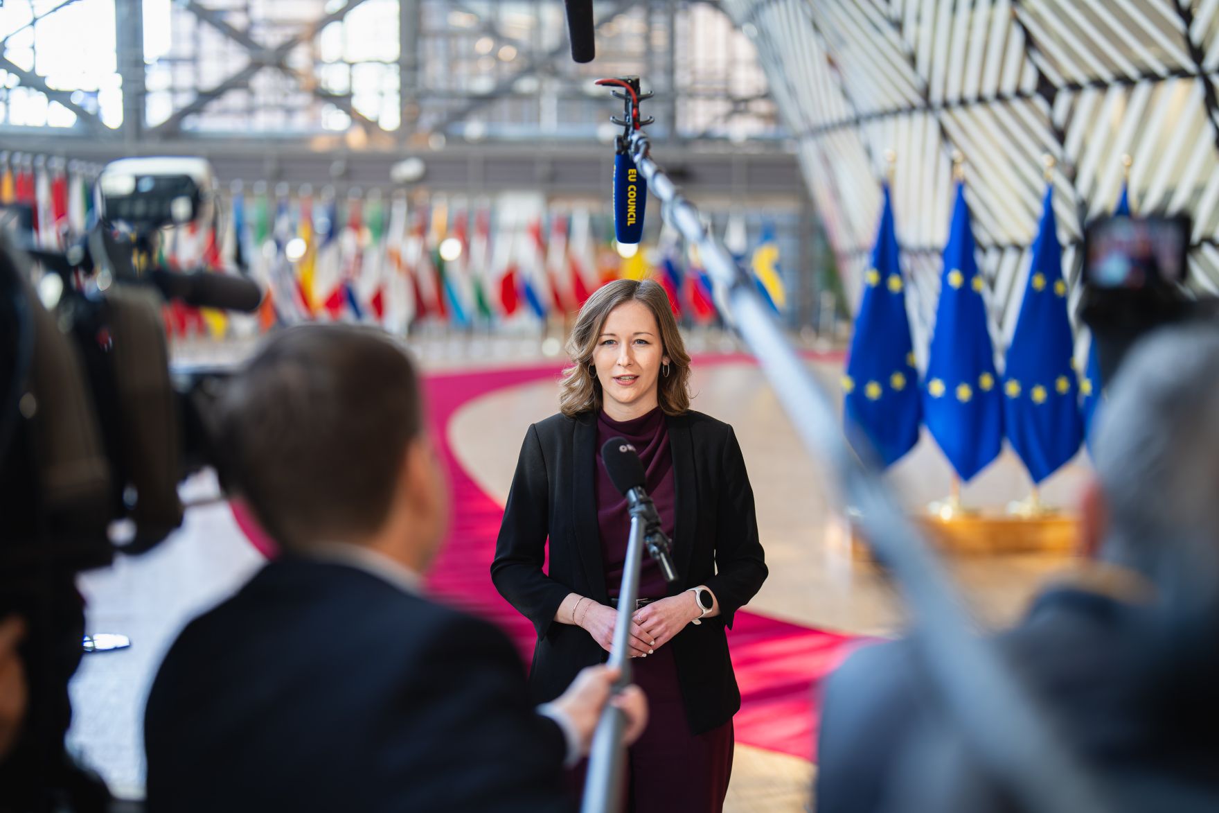 Am 18. M&auml;rz 2025 reiste Bundesministerin Claudia Plakolm (m.) nach Br&uuml;ssel und nahm am Rat f&uuml;r &bdquo;Allgemeine Angelegenheiten&ldquo; der Europ&auml;ischen Union in Br&uuml;ssel teil. Im Bild beim Doorstep.