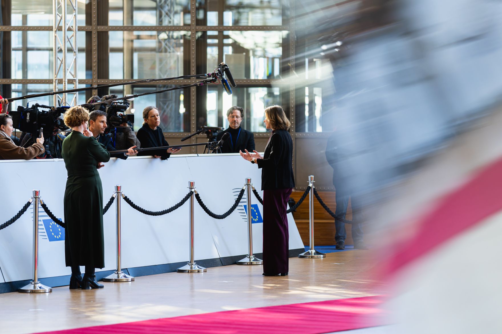 Am 18. M&auml;rz 2025 reiste Bundesministerin Claudia Plakolm nach Br&uuml;ssel und nahm am Rat f&uuml;r &bdquo;Allgemeine Angelegenheiten&ldquo; der Europ&auml;ischen Union in Br&uuml;ssel teil. Im Bild beim Doorstep.