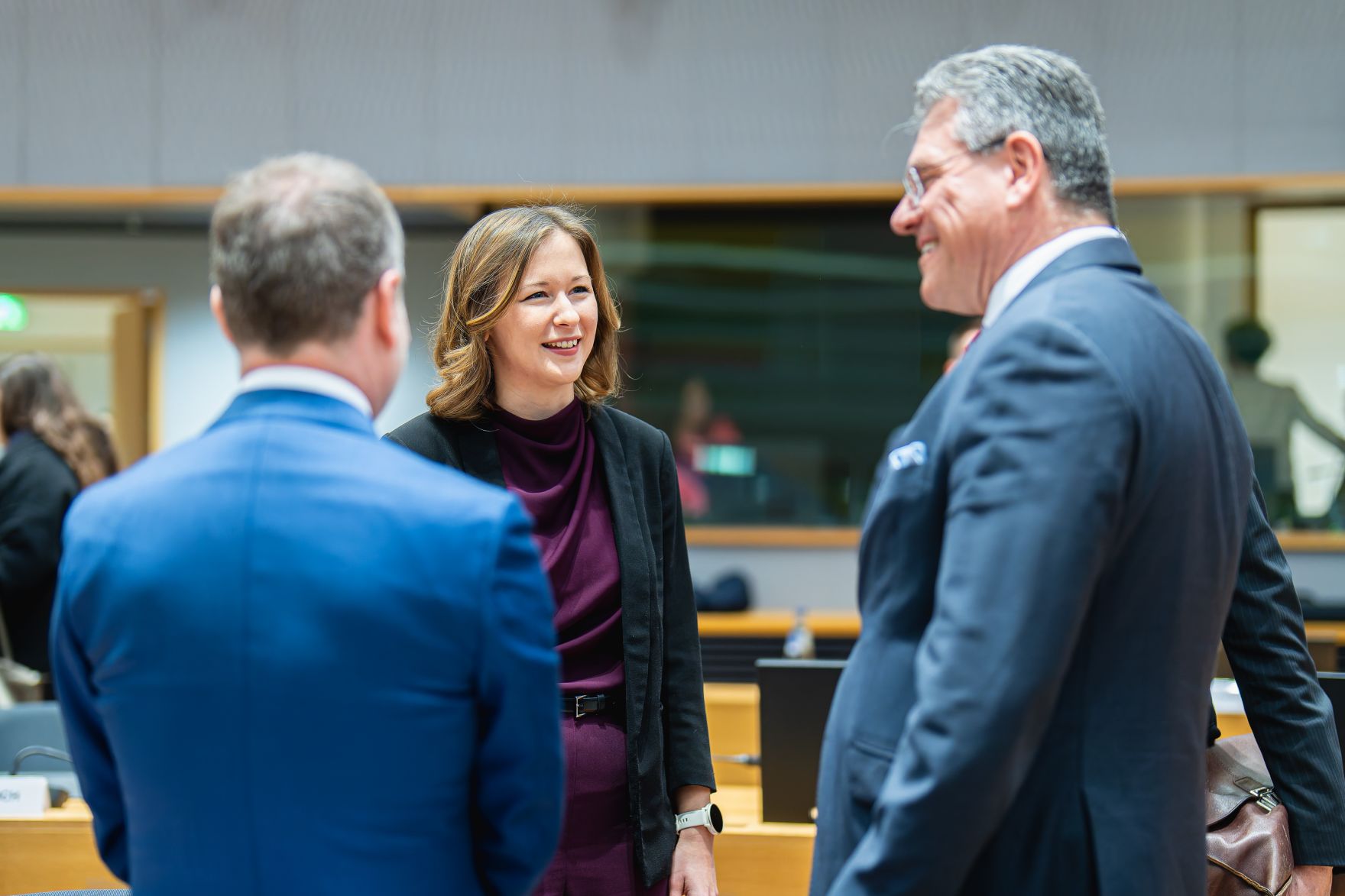 Am 18. M&auml;rz 2025 reiste Bundesministerin Claudia Plakolm (m.) nach Br&uuml;ssel und nahm am Rat f&uuml;r &bdquo;Allgemeine Angelegenheiten&ldquo; der Europ&auml;ischen Union in Br&uuml;ssel teil. Im Bild bei der Sitzung.