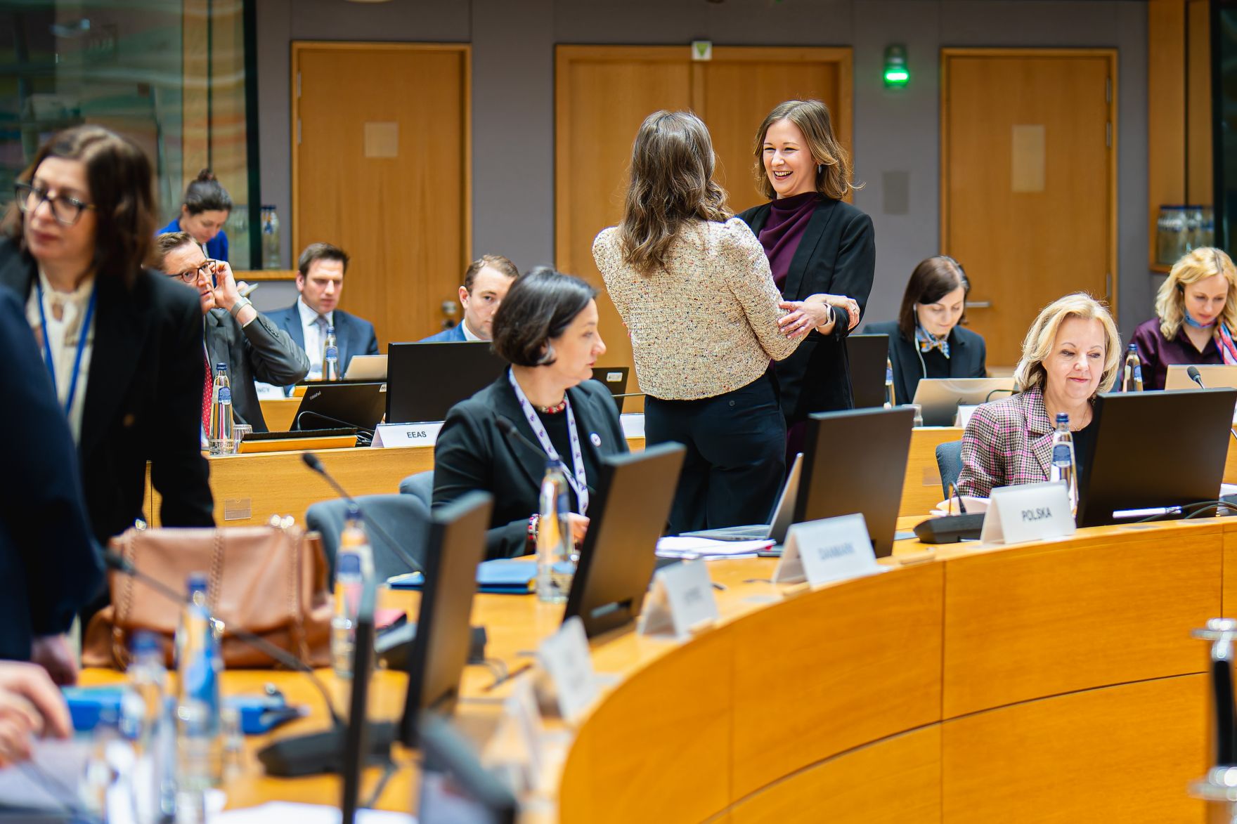 Am 18. M&auml;rz 2025 reiste Bundesministerin Claudia Plakolm (r.) nach Br&uuml;ssel und nahm am Rat f&uuml;r &bdquo;Allgemeine Angelegenheiten&ldquo; der Europ&auml;ischen Union in Br&uuml;ssel teil. Im Bild bei der Sitzung.