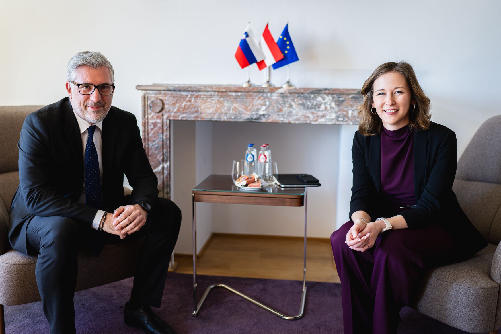 Am 18. M&auml;rz 2025 reiste Bundesministerin Claudia Plakolm (r.) nach Br&uuml;ssel und nahm am Rat f&uuml;r &bdquo;Allgemeine Angelegenheiten&ldquo; der Europ&auml;ischen Union in Br&uuml;ssel teil. Im Bild mit dem slowenischen EU-Staatssekret&auml;r Marko Stucin (l.).