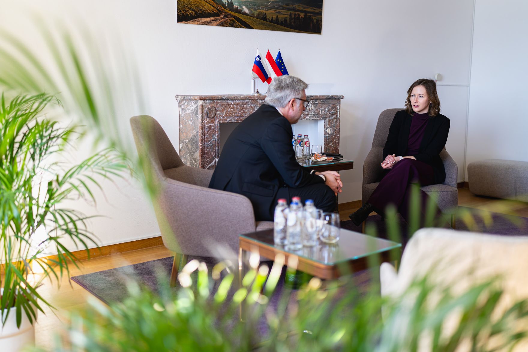 Am 18. M&auml;rz 2025 reiste Bundesministerin Claudia Plakolm (r.) nach Br&uuml;ssel und nahm am Rat f&uuml;r &bdquo;Allgemeine Angelegenheiten&ldquo; der Europ&auml;ischen Union in Br&uuml;ssel teil. Im Bild mit dem slowenischen EU-Staatssekret&auml;r Marko Stucin (l.).
