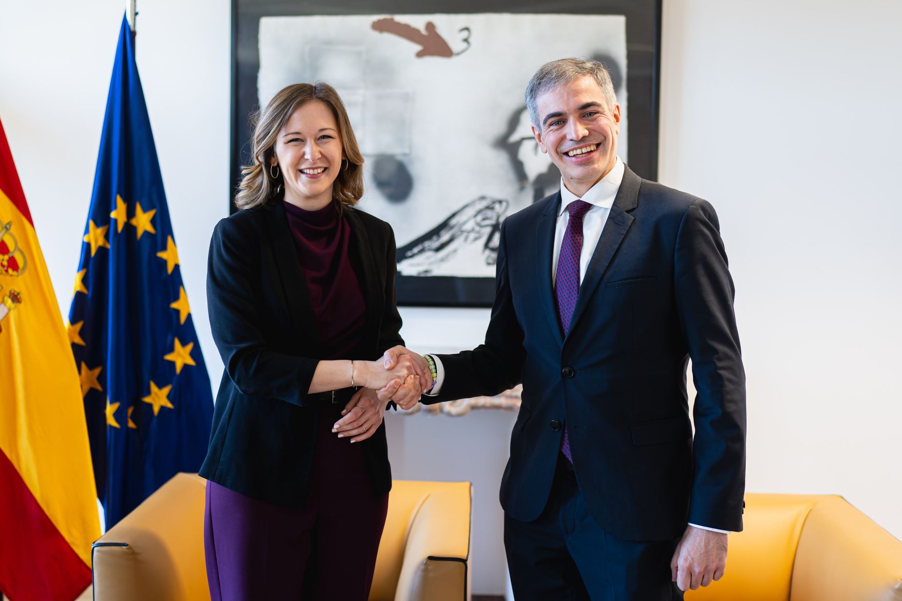 Am 18. M&auml;rz 2025 reiste Bundesministerin Claudia Plakolm (l.) nach Br&uuml;ssel und nahm am Rat f&uuml;r &bdquo;Allgemeine Angelegenheiten&ldquo; der Europ&auml;ischen Union in Br&uuml;ssel teil. Im Bild mit dem spanischen EU-Staatssekret&auml;r Fernando Mariano Sampedro Marcos (r.).