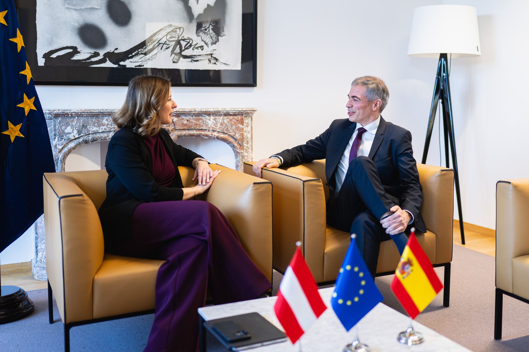 Am 18. M&auml;rz 2025 reiste Bundesministerin Claudia Plakolm (l.) nach Br&uuml;ssel und nahm am Rat f&uuml;r &bdquo;Allgemeine Angelegenheiten&ldquo; der Europ&auml;ischen Union in Br&uuml;ssel teil. Im Bild mit dem spanischen EU-Staatssekret&auml;r Fernando Mariano Sampedro Marcos (r.).