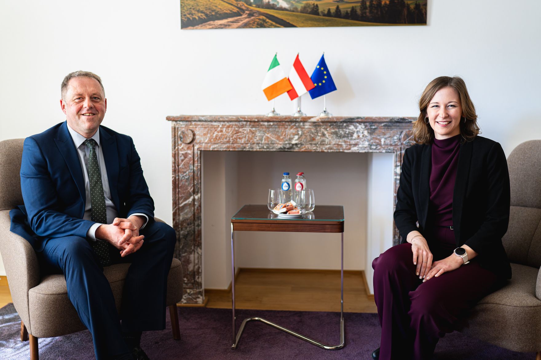 Am 18. M&auml;rz 2025 reiste Bundesministerin Claudia Plakolm (r.) nach Br&uuml;ssel und nahm am Rat f&uuml;r &bdquo;Allgemeine Angelegenheiten&ldquo; der Europ&auml;ischen Union in Br&uuml;ssel teil. Im Bild mit dem irischen EU-Minister Thomas Byrne (l.).