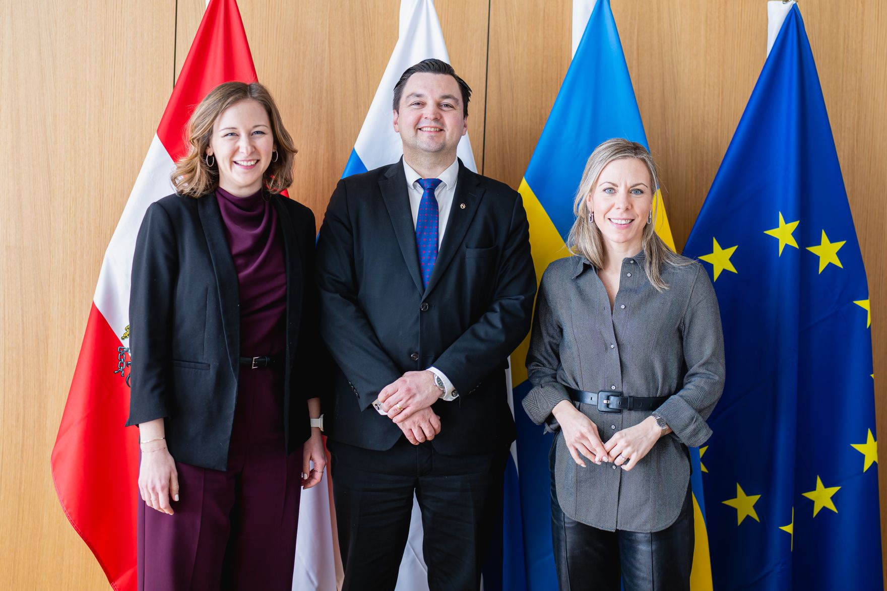 Am 18. M&auml;rz 2025 reiste Bundesministerin Claudia Plakolm (l.) nach Br&uuml;ssel und nahm am Rat f&uuml;r &bdquo;Allgemeine Angelegenheiten&ldquo; der Europ&auml;ischen Union in Br&uuml;ssel teil. Im Bild mit dem finnischen EU-Minister Joakim Strand (m.) und der schwedischen EU-Ministerin Jessica Rosencrantz (r.).