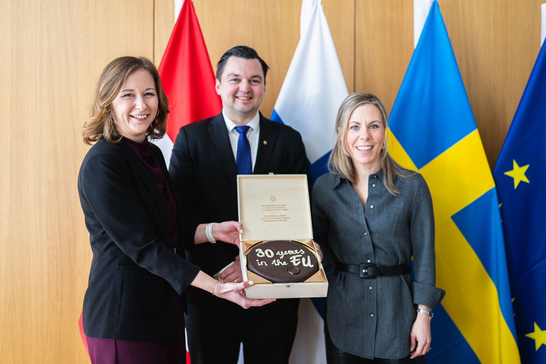 Am 18. M&auml;rz 2025 reiste Bundesministerin Claudia Plakolm (l.) nach Br&uuml;ssel und nahm am Rat f&uuml;r &bdquo;Allgemeine Angelegenheiten&ldquo; der Europ&auml;ischen Union in Br&uuml;ssel teil. Im Bild mit dem finnischen EU-Minister Joakim Strand (m.) und der schwedischen EU-Ministerin Jessica Rosencrantz (r.).