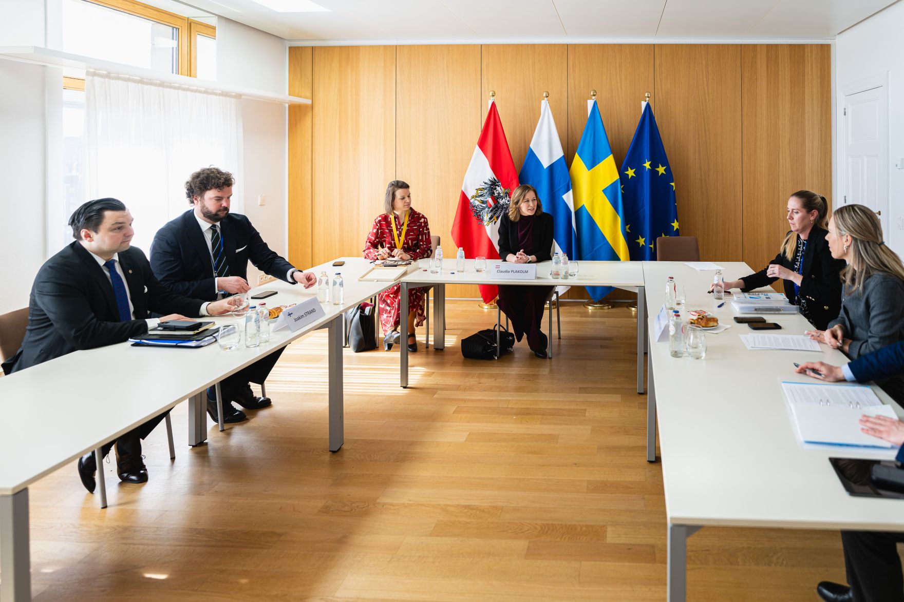 Am 18. M&auml;rz 2025 reiste Bundesministerin Claudia Plakolm nach Br&uuml;ssel und nahm am Rat f&uuml;r &bdquo;Allgemeine Angelegenheiten&ldquo; der Europ&auml;ischen Union in Br&uuml;ssel teil. Im Bild mit dem finnischen EU-Minister Joakim Strand und der schwedischen EU-Ministerin Jessica Rosencrantz.