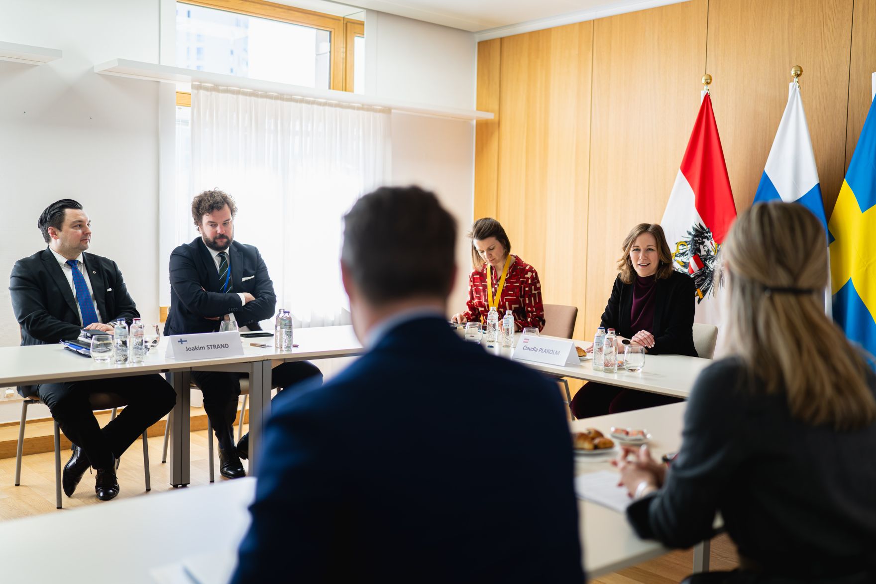 Am 18. M&auml;rz 2025 reiste Bundesministerin Claudia Plakolm nach Br&uuml;ssel und nahm am Rat f&uuml;r &bdquo;Allgemeine Angelegenheiten&ldquo; der Europ&auml;ischen Union in Br&uuml;ssel teil. Im Bild mit dem finnischen EU-Minister Joakim Strand und der schwedischen EU-Ministerin Jessica Rosencrantz.