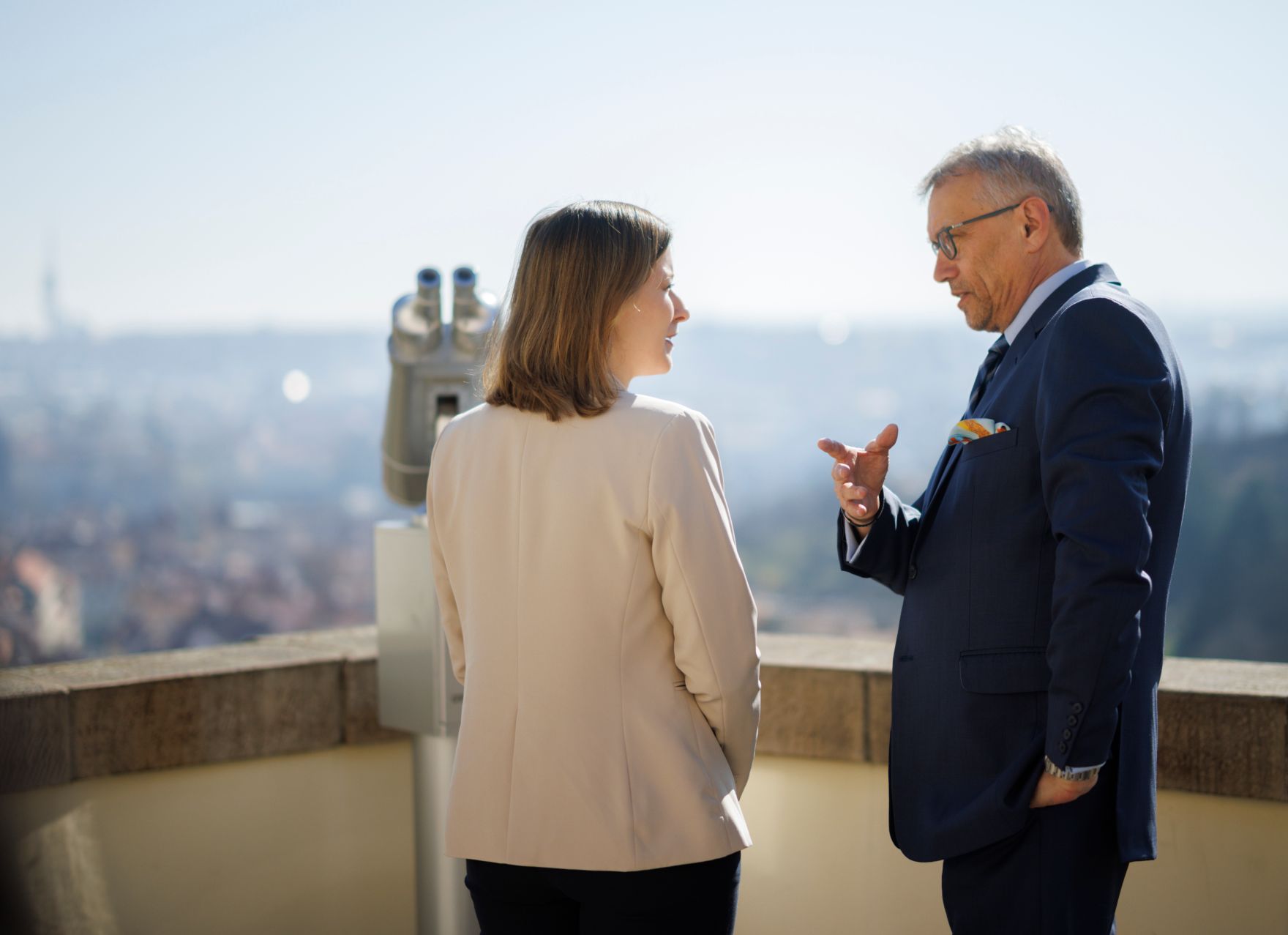 Am 20. M&auml;rz 2025 reiste Bundesministerin Claudia Plakolm (l.) zu einem Arbeitsbesuch nach Prag. Im Bild mit dem tschechischen Minister f&uuml;r europ&auml;ische Angelegenheiten, Martin Dvorak (r.).
