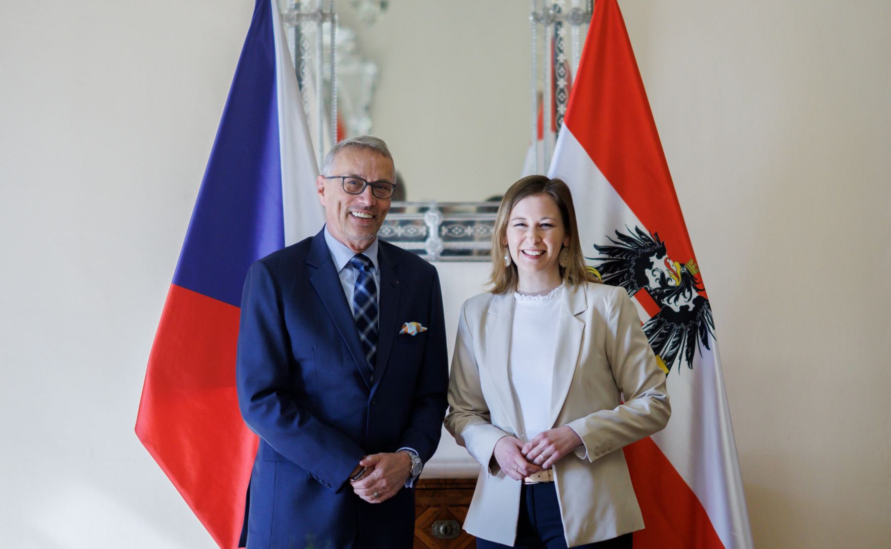 Am 20. M&auml;rz 2025 reiste Bundesministerin Claudia Plakolm (r.) zu einem Arbeitsbesuch nach Prag. Im Bild mit dem tschechischen Minister f&uuml;r europ&auml;ische Angelegenheiten, Martin Dvorak (l.).